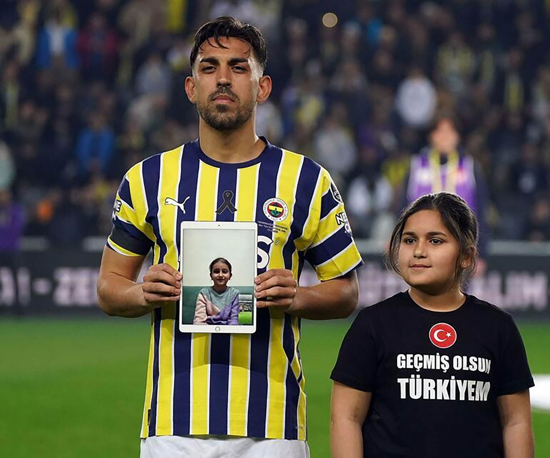 El lazo negro acompañó a la camiseta de Fenerbahçe en el regreso del fútbol turco