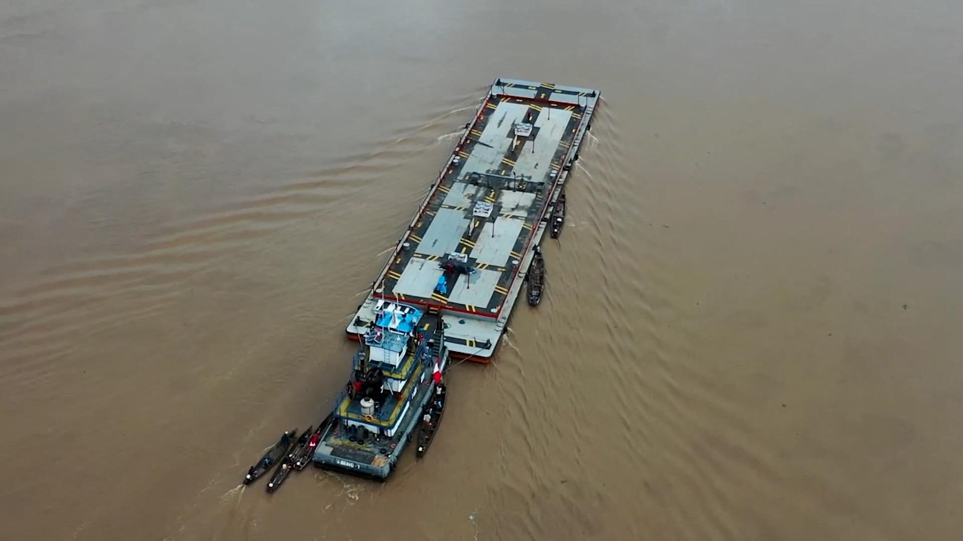 El momento en que una flota de canoas indígenas tomó dos buques cargados con petróleo en la Amazonía peruana