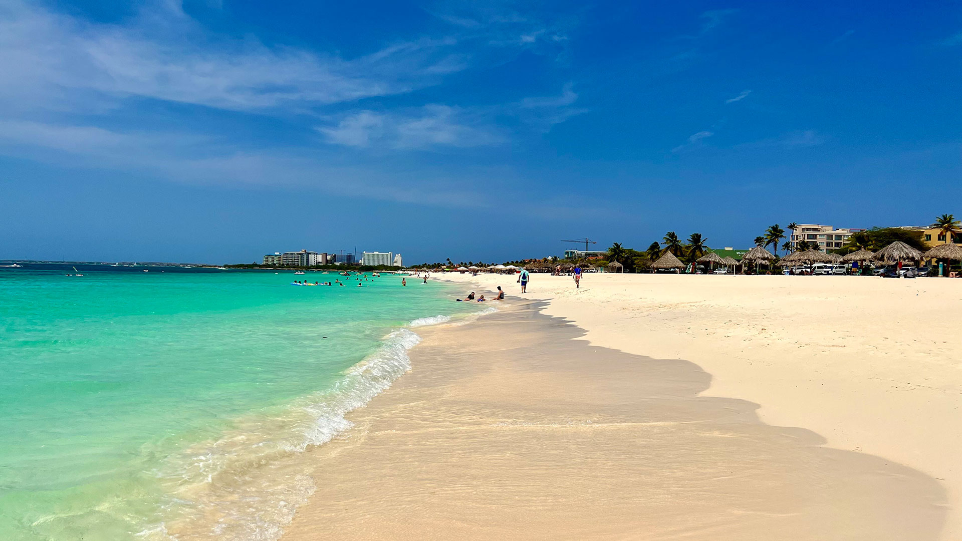 Playa Eagle Beach. La temperatura promedio en la isla durante todo el año es de 28 grados, está fuera del cinturón de huracanes que cada año azota al Caribe y tiene arenas blancas y agua cristalina