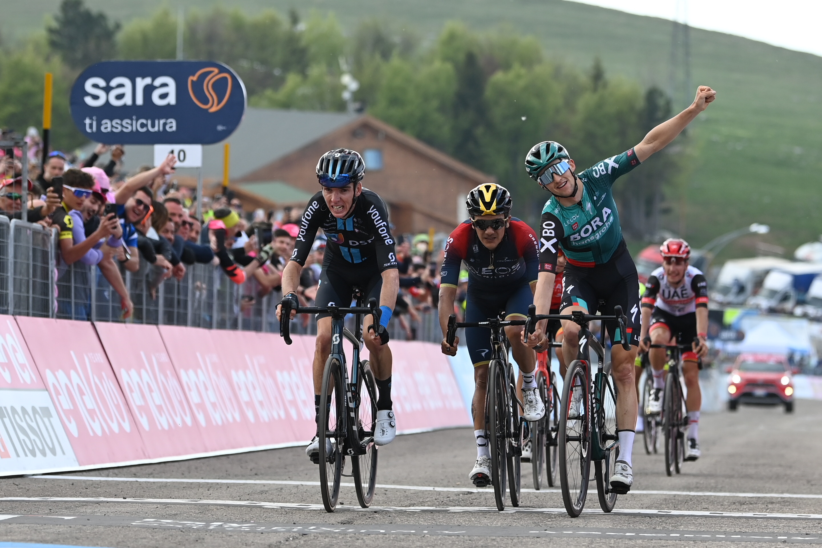 Jai Hindley (der.) superó en el sprint decisivo a Richard Carapaz (cen.) y Romain Bardet (izq.) en la etapa 9 del Giro de Italia 2022. Foto: Twitter @giroditalia