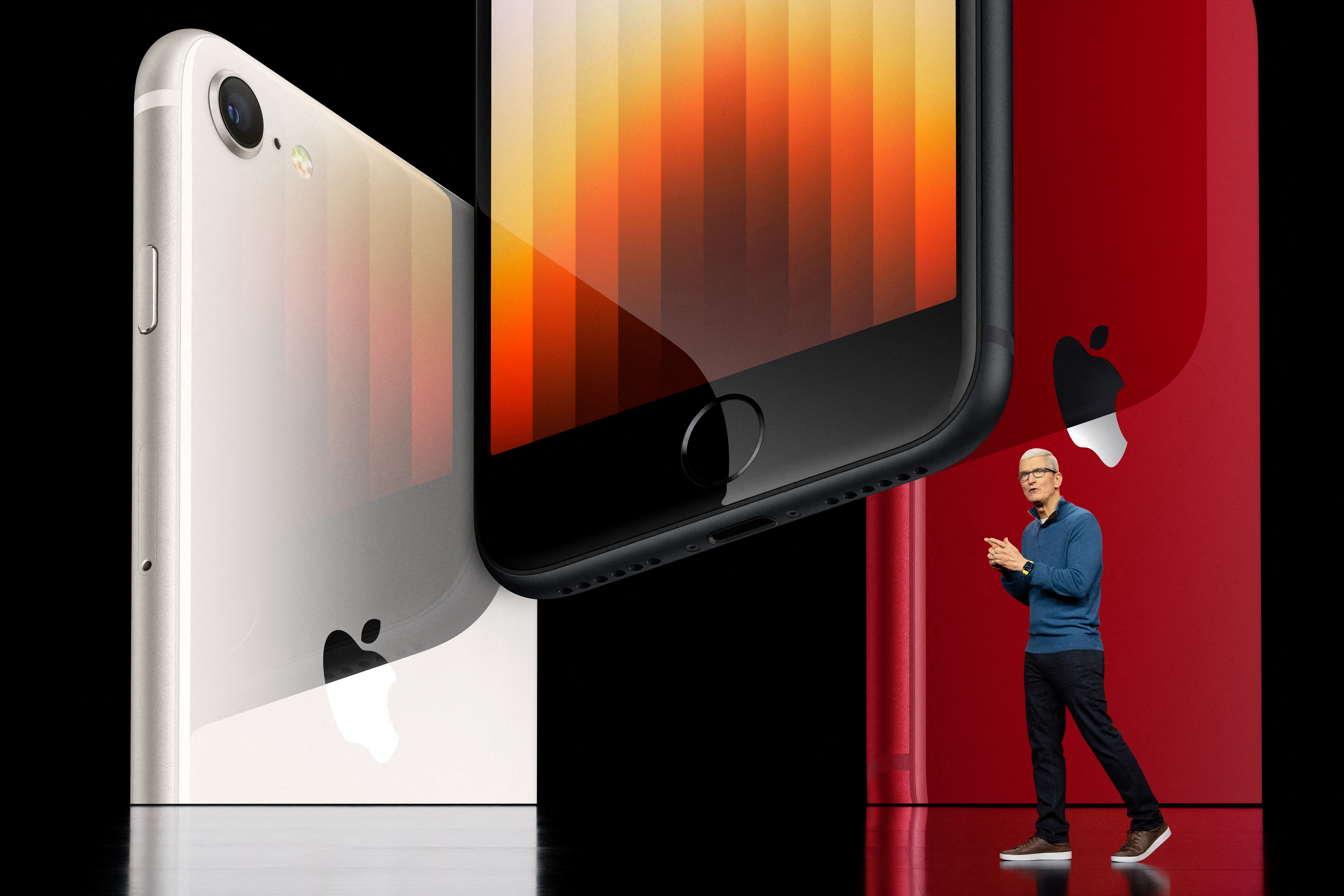 Tim Cook caminando frente a la imagen del iPhone SE (Foto: Brooks Kraft/Apple Inc./Handout via REUTERS)