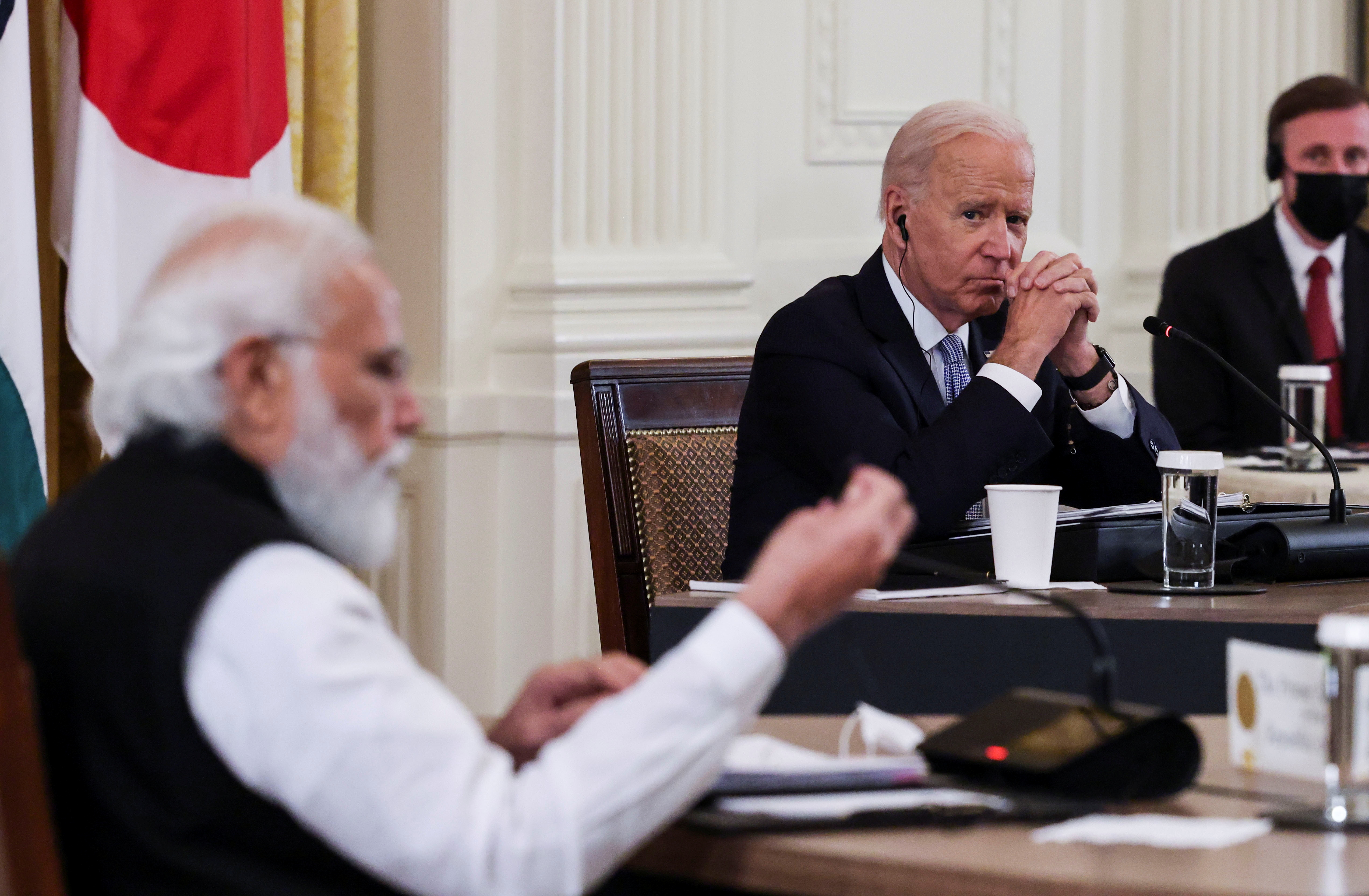 Joe Biden escuchando al premier indio Narendra Modi durante una reunión de la alianza Quad en la Casa Blanda (Foto: REUTERS/Evelyn Hockstein)