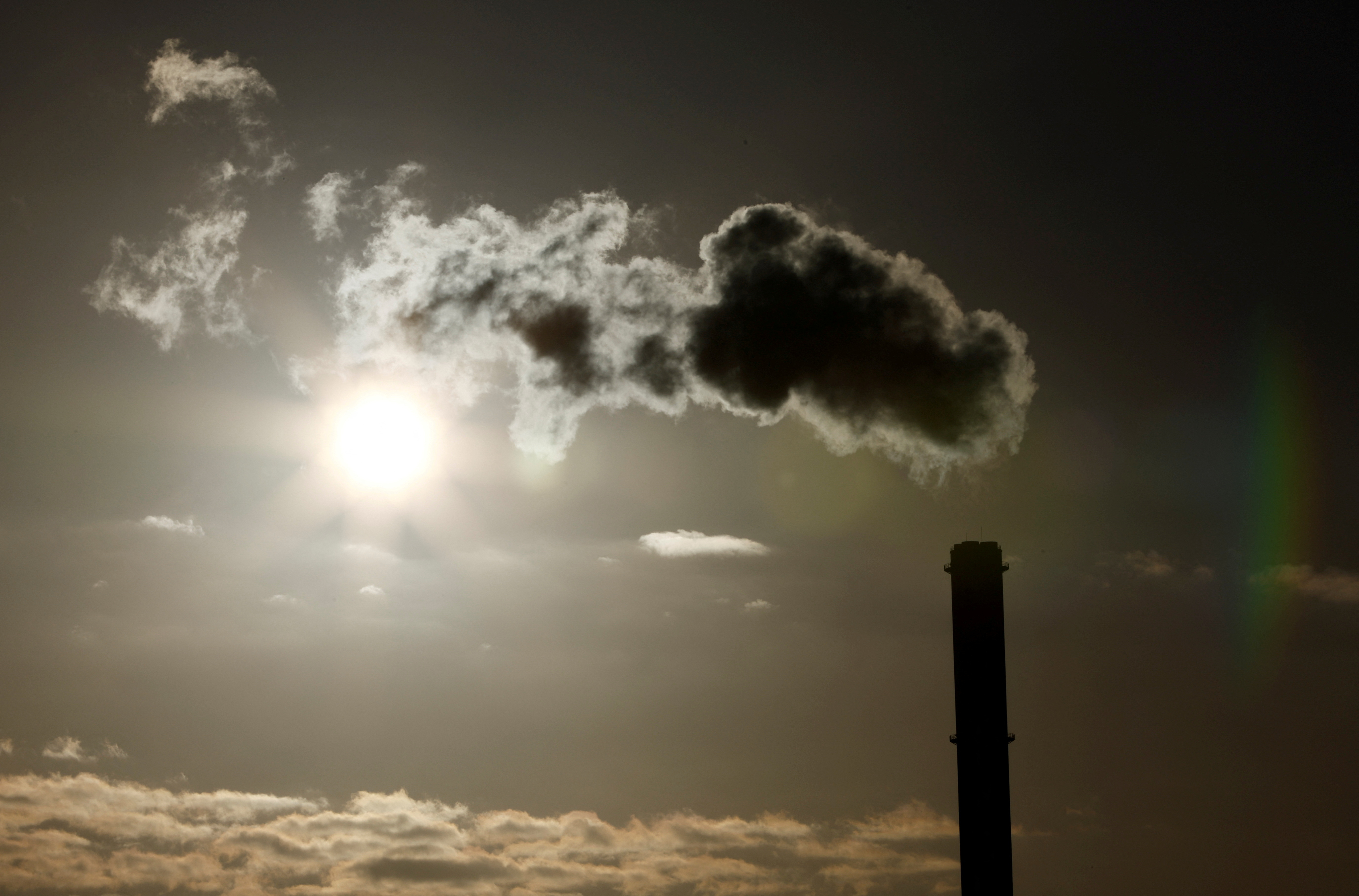 Emisiones de la chimenea de la central eléctrica de carbón de Electricite de France (EDF) en Cordemais, cerca de Nantes, Francia, 20 de enero de 2022. (REUTERS/Stephane Mahe/Fotografía de archivo)
