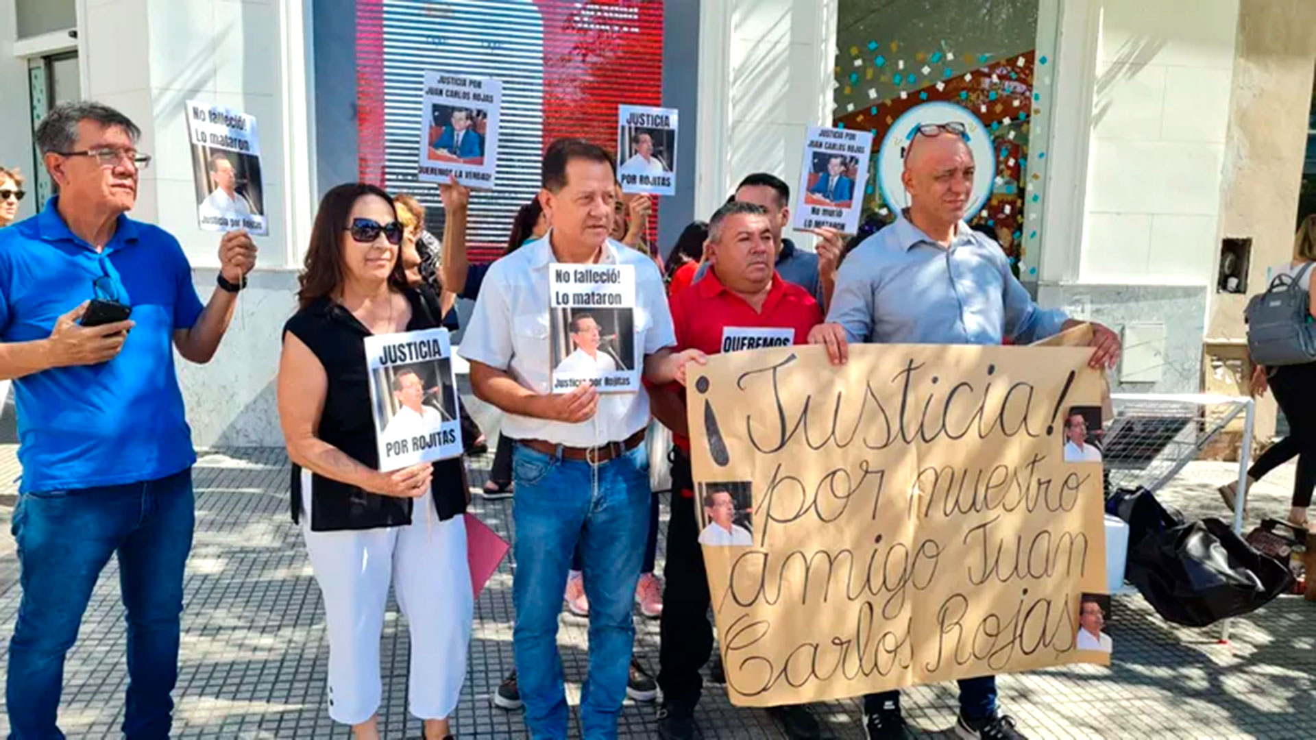 Familiares y seres queridos siguen pidiendo "Justicia" por la muerte de Juan Carlos Rojas
