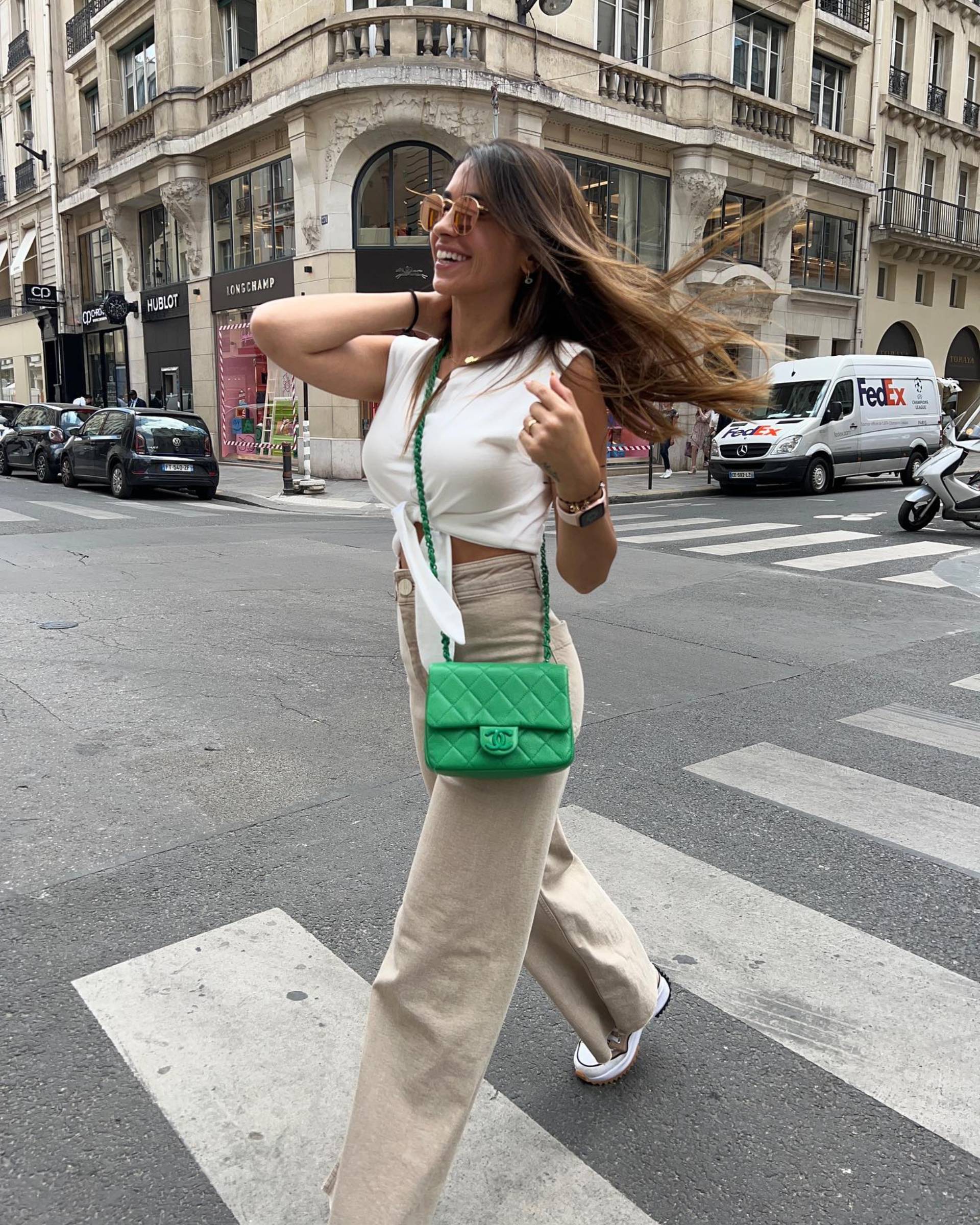 Antonela Roccuzzo paseó por las calles de París y llamó la atención por un  detalle fashion - Infobae