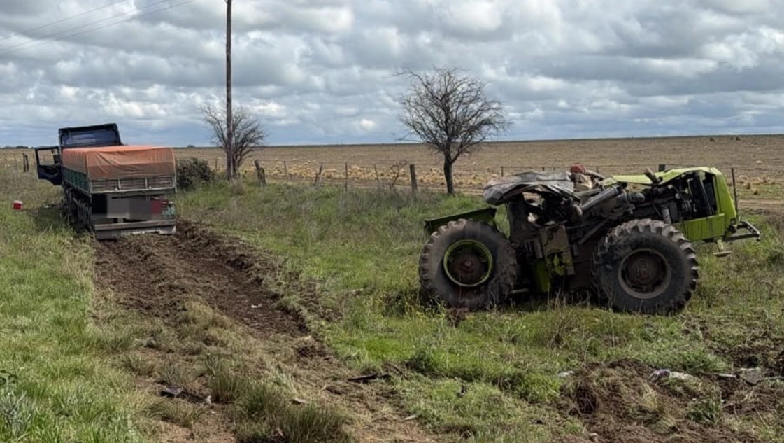 Violento choque entre un camión y un tractor en La Pampa: un conductor murió y el otro fue hospitalizado