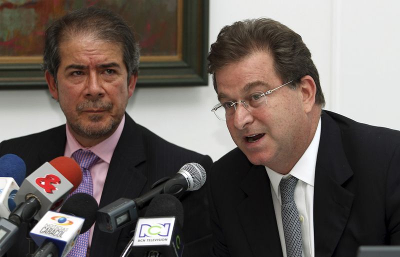Foto de archivo. el empresario Jaime Gilinski habla durante una conferencia de prensa en Bogotá, Colombia, 11 de mayo, 2012. REUTERS/Fredy Builes