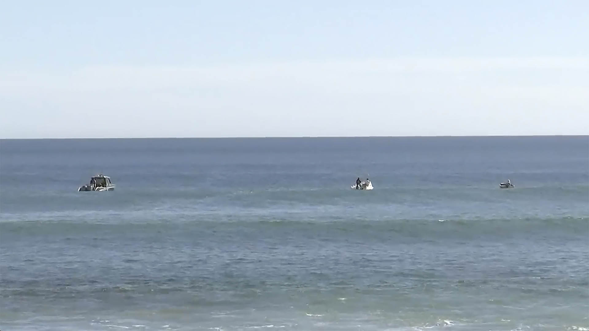 En esta imagen de un video, los buscadores en botes realizan una operación en aguas de Elliston, Australia el sábado 13 de mayo de 2023. (Corporación Australiana de Radiodifusión vía AP)
