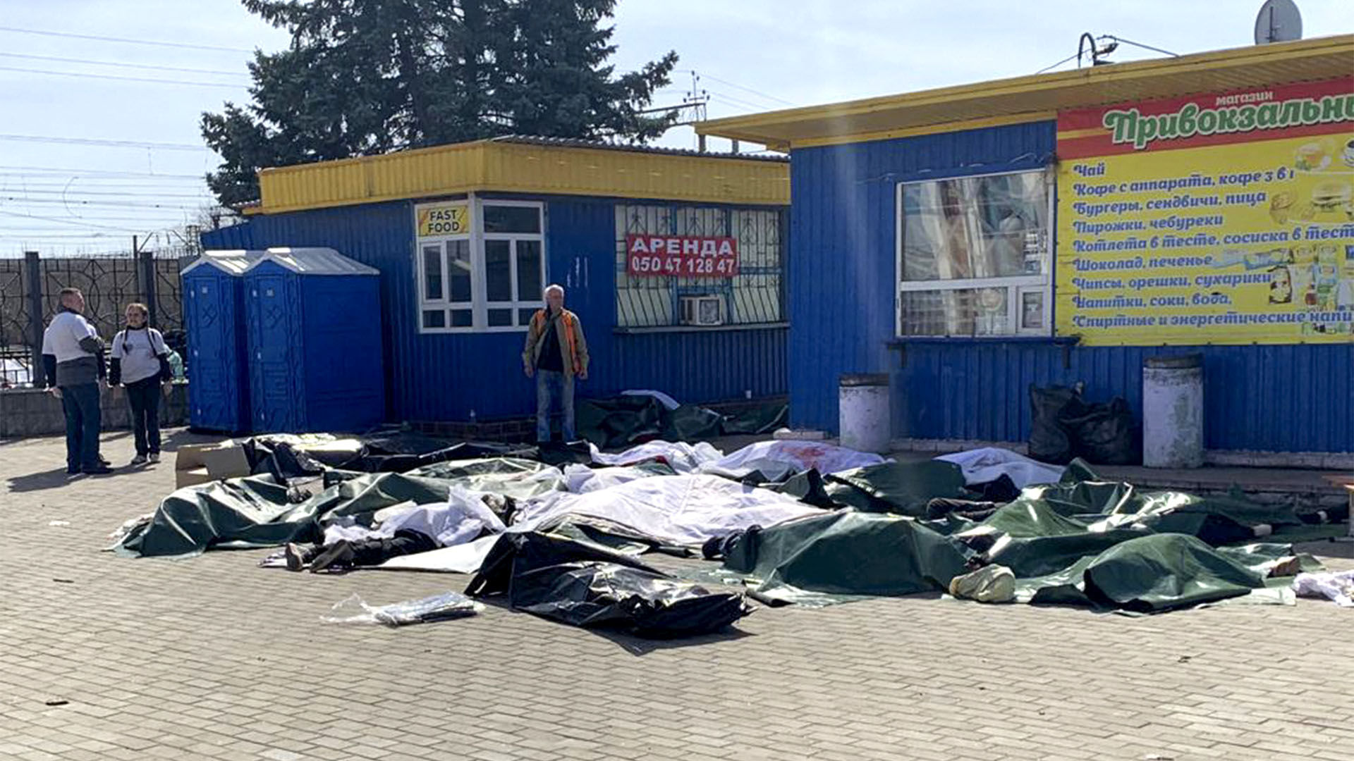 Los cuerpos de las personas que murieron el ataque ruso contra la estación de trenes (Hervé BAR / AFP)