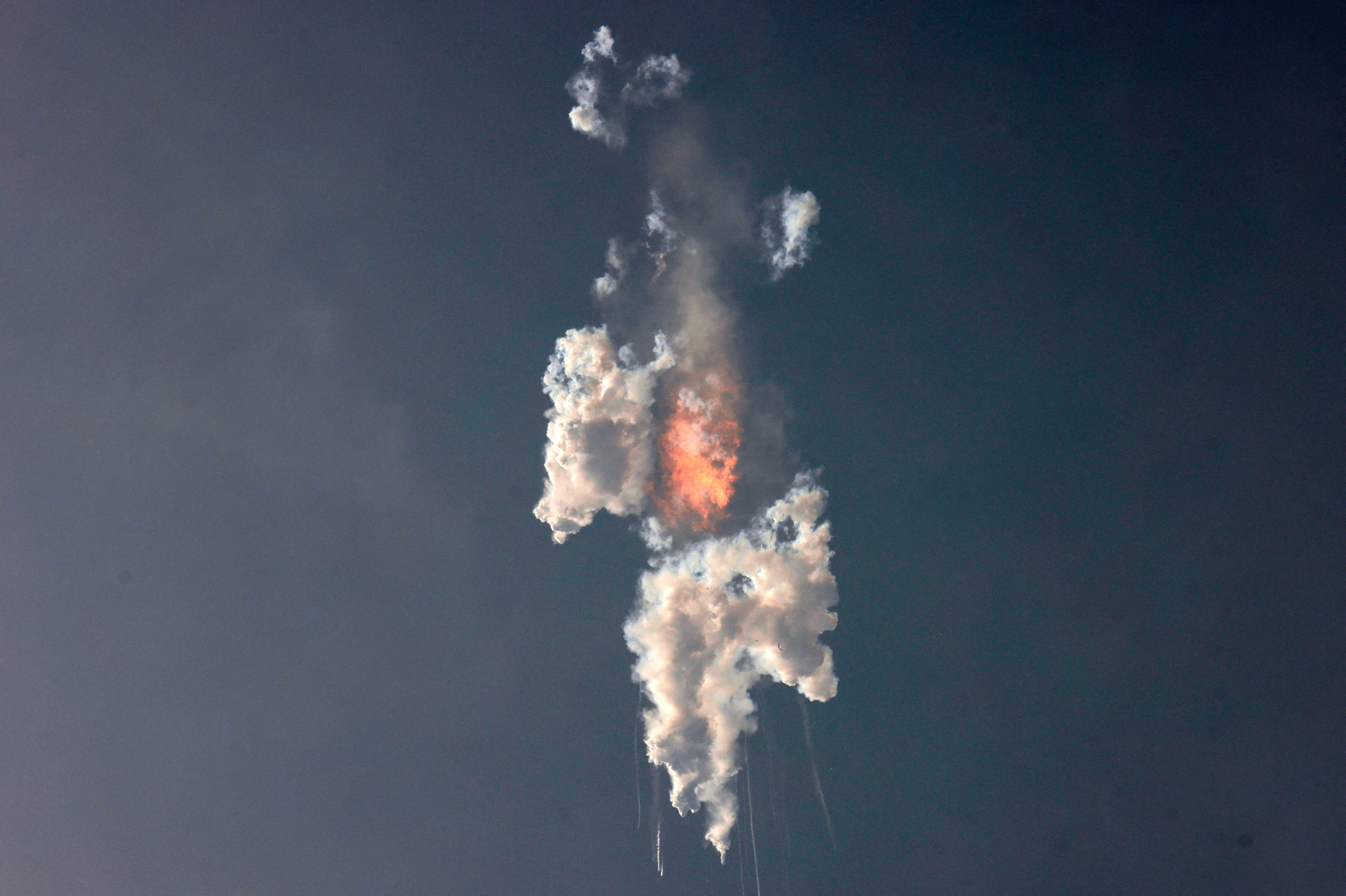 La nave espacial Starship de próxima generación de SpaceX, sobre su poderoso cohete Super Heavy, explota después de su lanzamiento desde la plataforma de lanzamiento Boca Chica de la compañía en un breve vuelo de prueba sin tripulación cerca de Brownsville, Texas, EE. UU. 20 de abril de 2023. REUTERS/Joe Skipper IMÁGENES TPX DEL DÍA