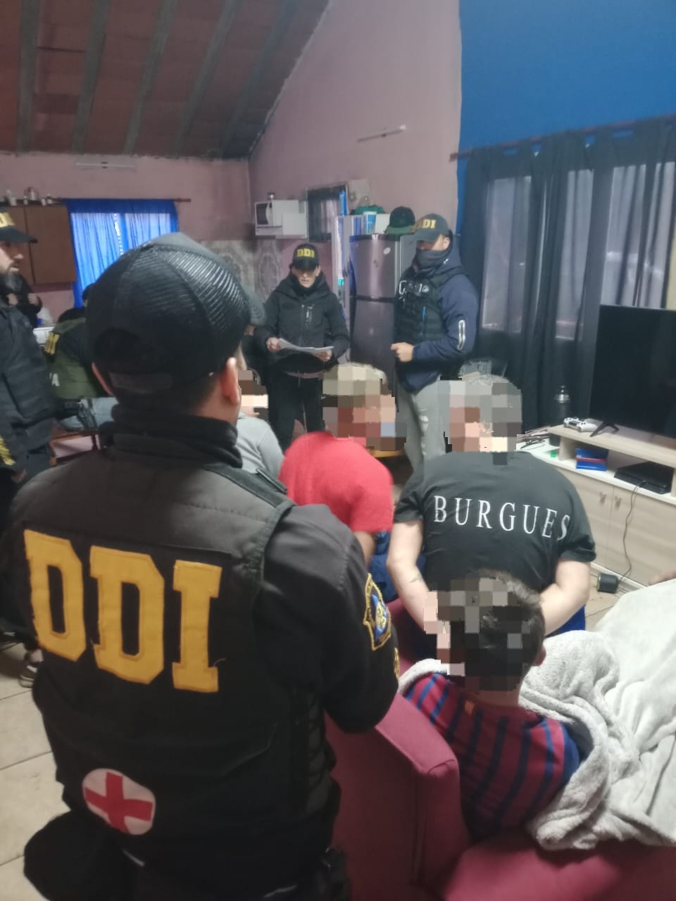 Kicillof suma más recorridas por el conurbano en el día final de campaña 