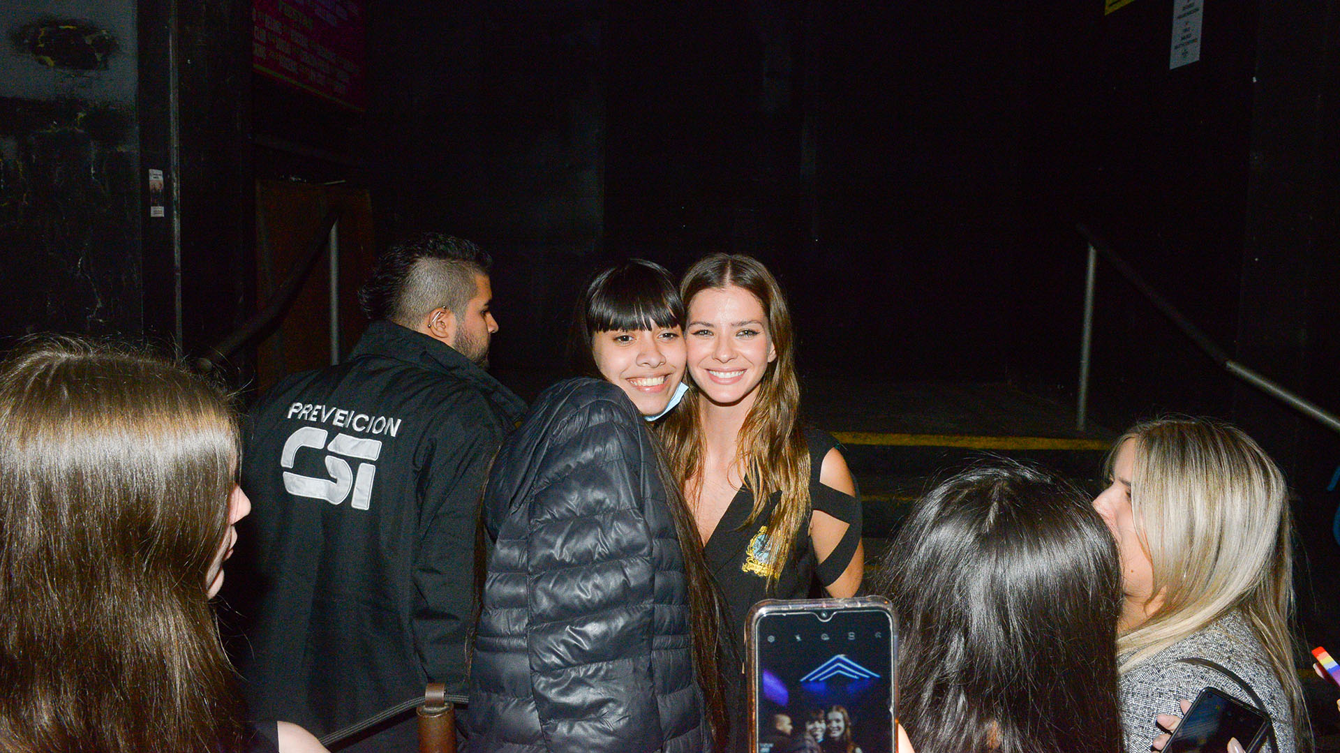 After the show, China Suárez took pictures with the audience