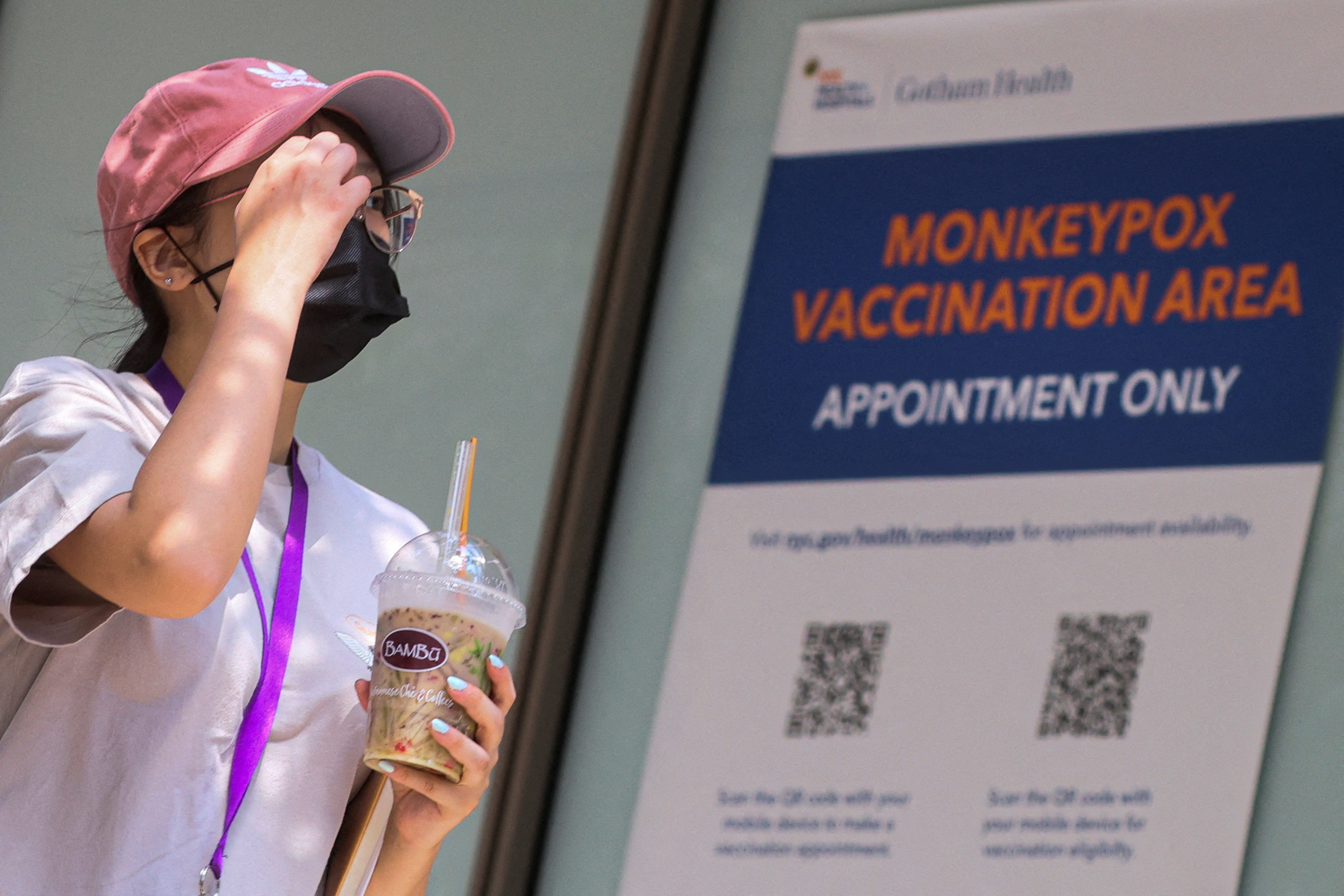 Foto de archivo: Una mujer llega a un centro de vacunación contra la viruela del mono en Nueva York, Estados Unidos  (REUTERS/Brendan McDermid)