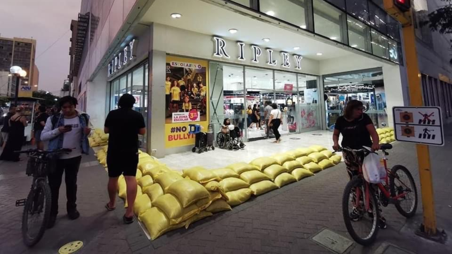 Tienda Por Departamento Coloca Sacos De Arena Ante Temor A Inundaciones En Miraflores Infobae 0929