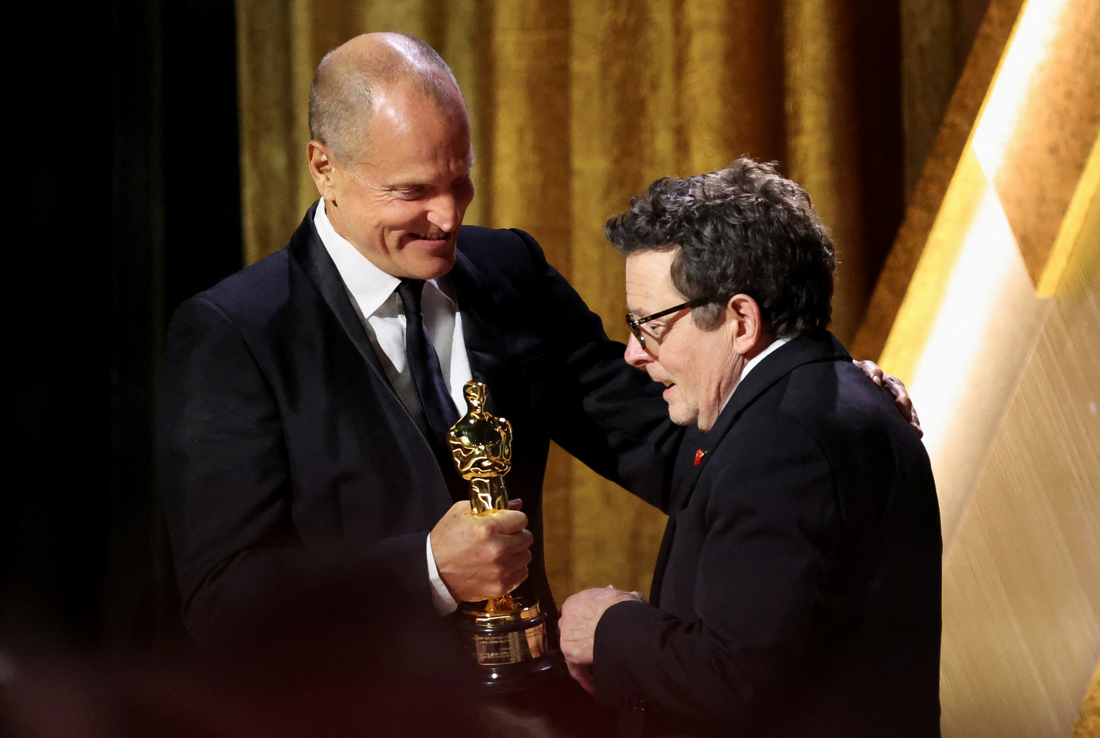 Michael J. Fox recibe el premio de su amigo Woody Harrelson. REUTERS/Mario Anzuoni