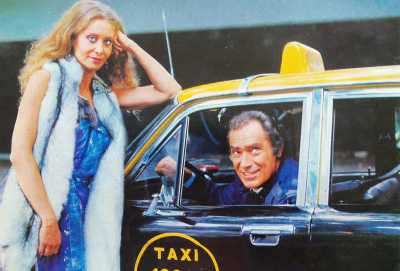 Una escena de Abierto Día y Noche (1981), con Juan Carlos Calabró, en en taxi y a su lado, Camila Perissé
