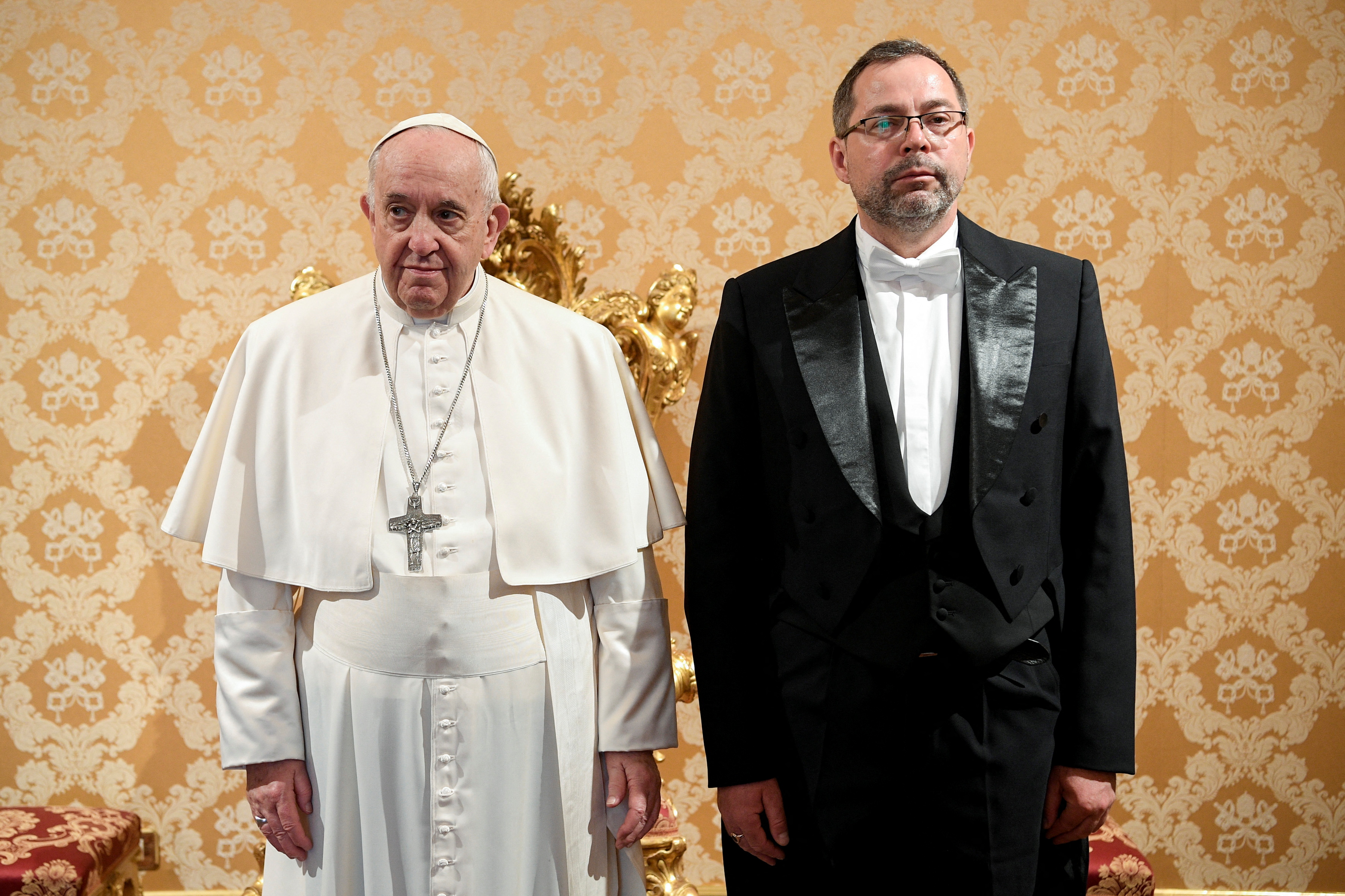 El papa Francisco y el embajador ucraniano Andriy Yurash (Vatican Media/­REUTERS)