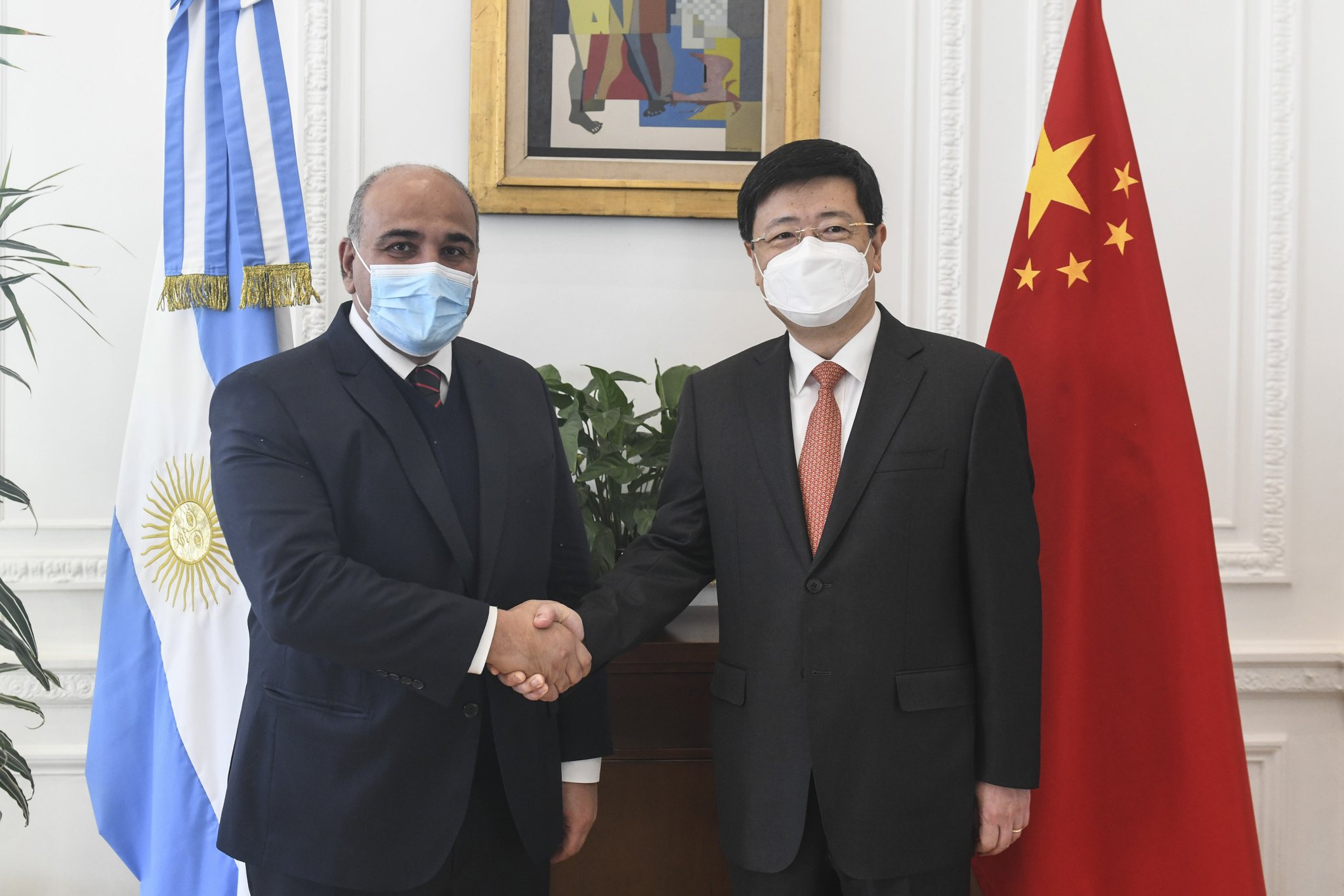 Juan Manzur reunido con el embajador chino Xiaoli Zou en pos de avanzar sobre asuntos de la agenda bilateral relacionados a la agricultura, minería, ciencia y tecnología (Twitter: @JuanManzurOk)
