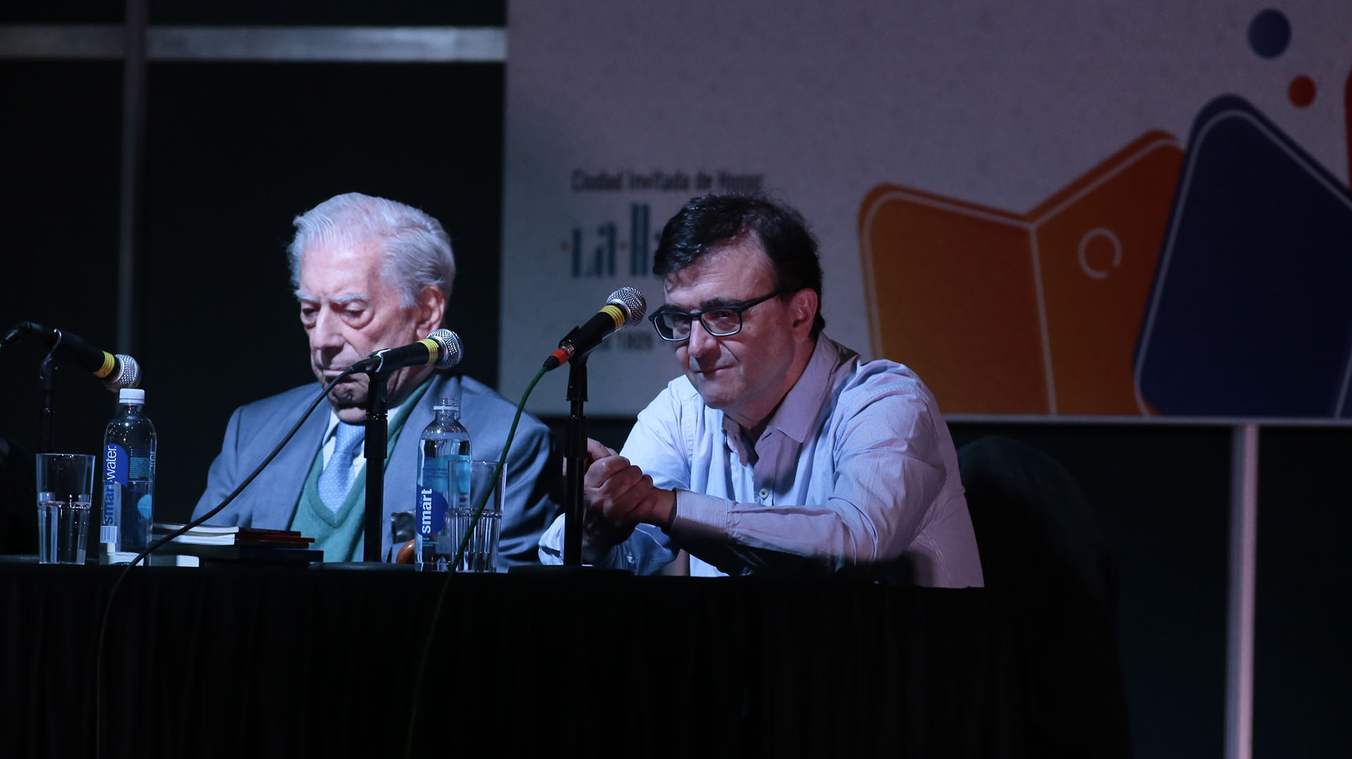 Dos autores. Mario Vargas Llosa y Javier Cercas.