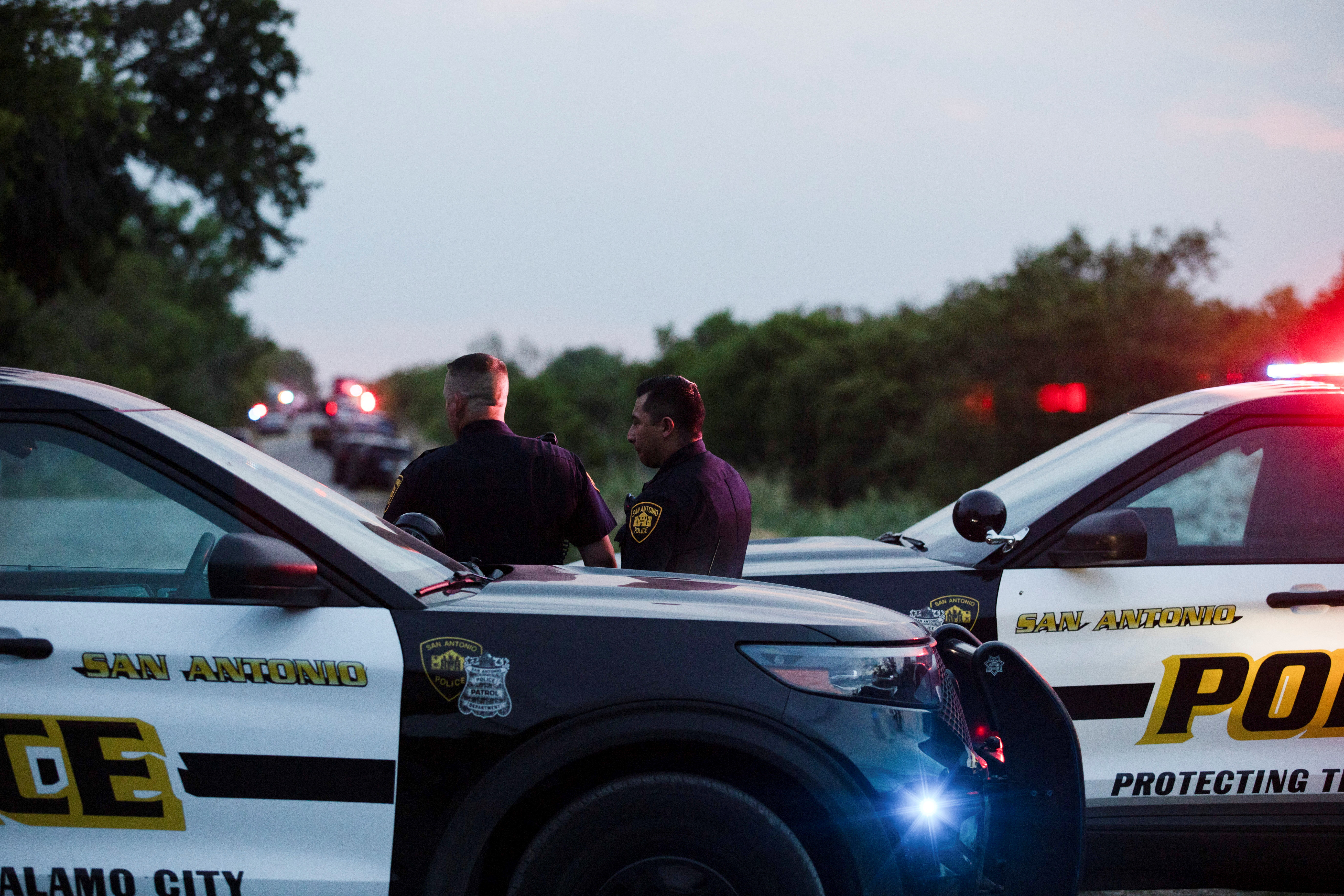 Policías de San Antonio, Texas, se mantienen cerca de la escena en la que fue hallado el tráiler con 46 personas fallecidas con el objetivo de proteger el trabajo de los peritos

Foto: REUTERS/Kaylee Greenlee Beal