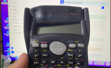 Internauta de Monterrey mostró que su calculadora se derritió por dejarla en su auto