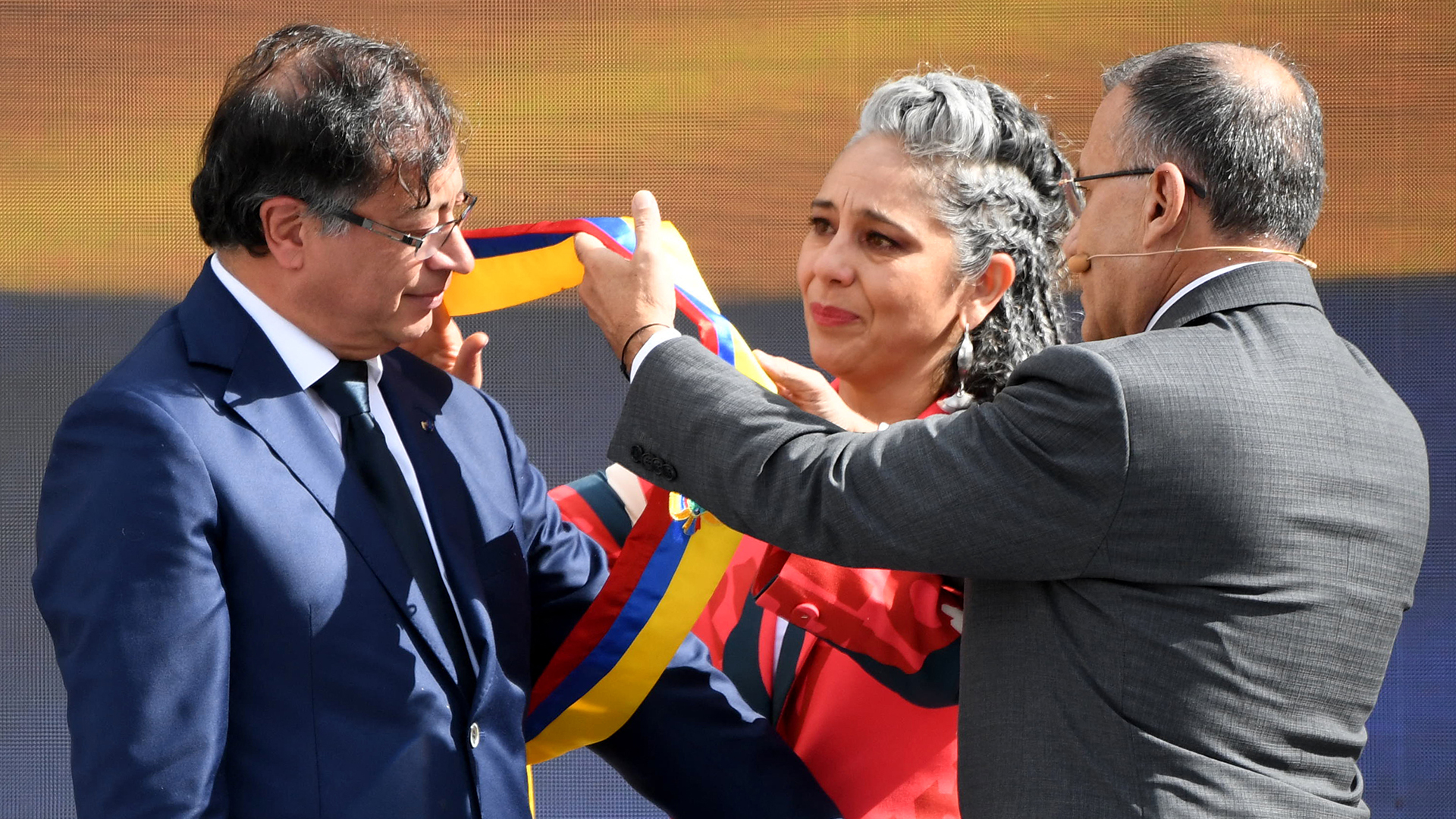 Gustavo Petro recibió la banda presidencial de manos de la senadora María José Pizarro y del presidente del Senado, Roy Barreras. (Photo by JUAN BARRETO / AFP)