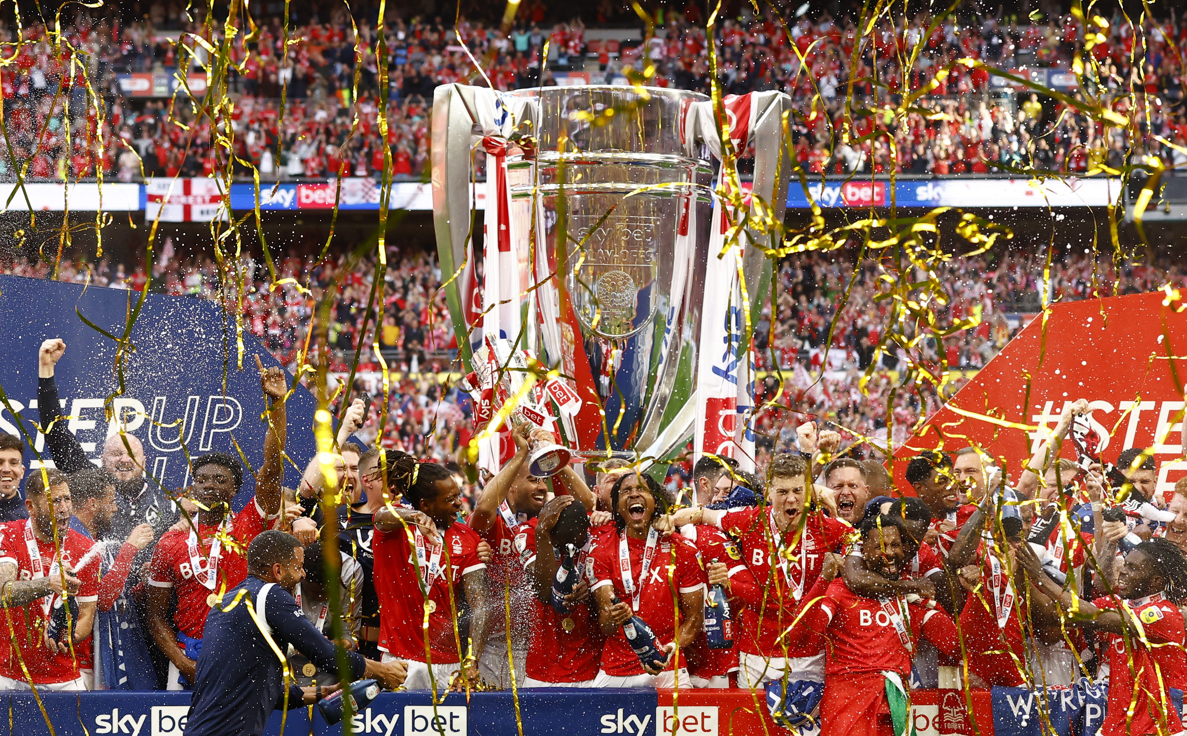 El festejo del Forest por su regreso a la máxima categoría del fútbol inglés (Foto: Reuters)