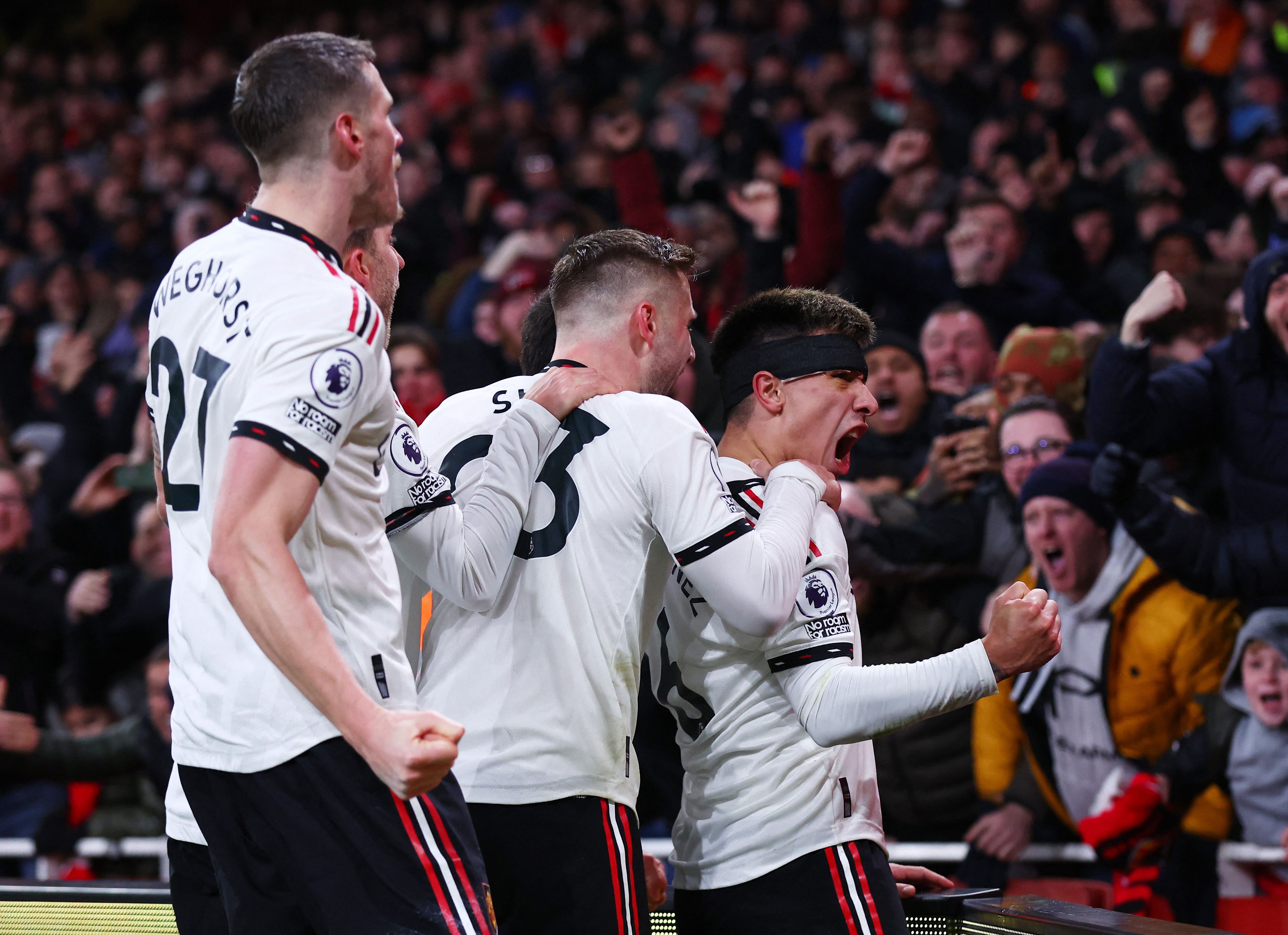 Lisandro Martínez celebra el segundo gol del Manchester United que convirtió el neerlandés Weghorst (REUTERS/David Klein) 