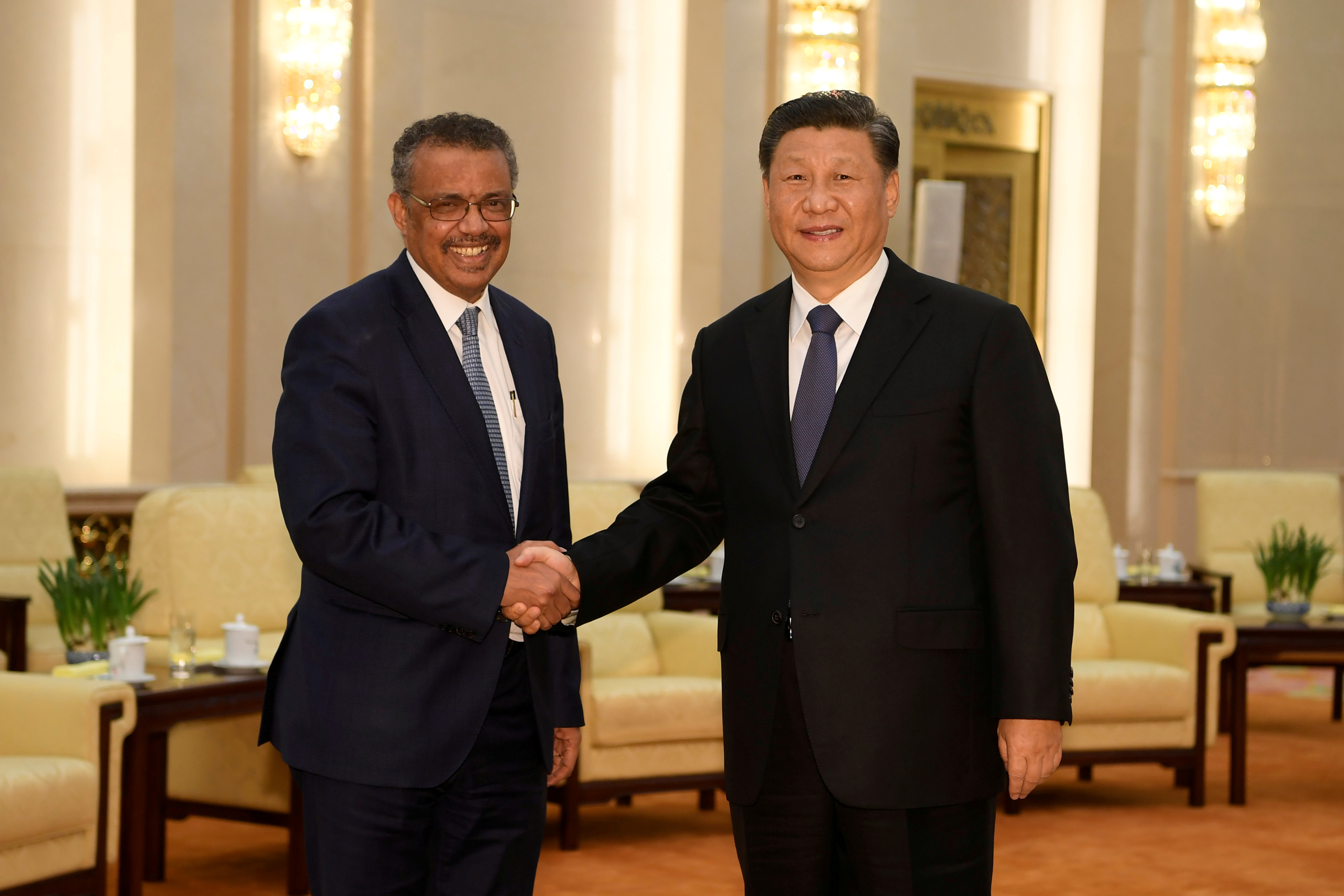 Tedros Adhanom, director general de la OMS, y Xi Jinping (Reuters)