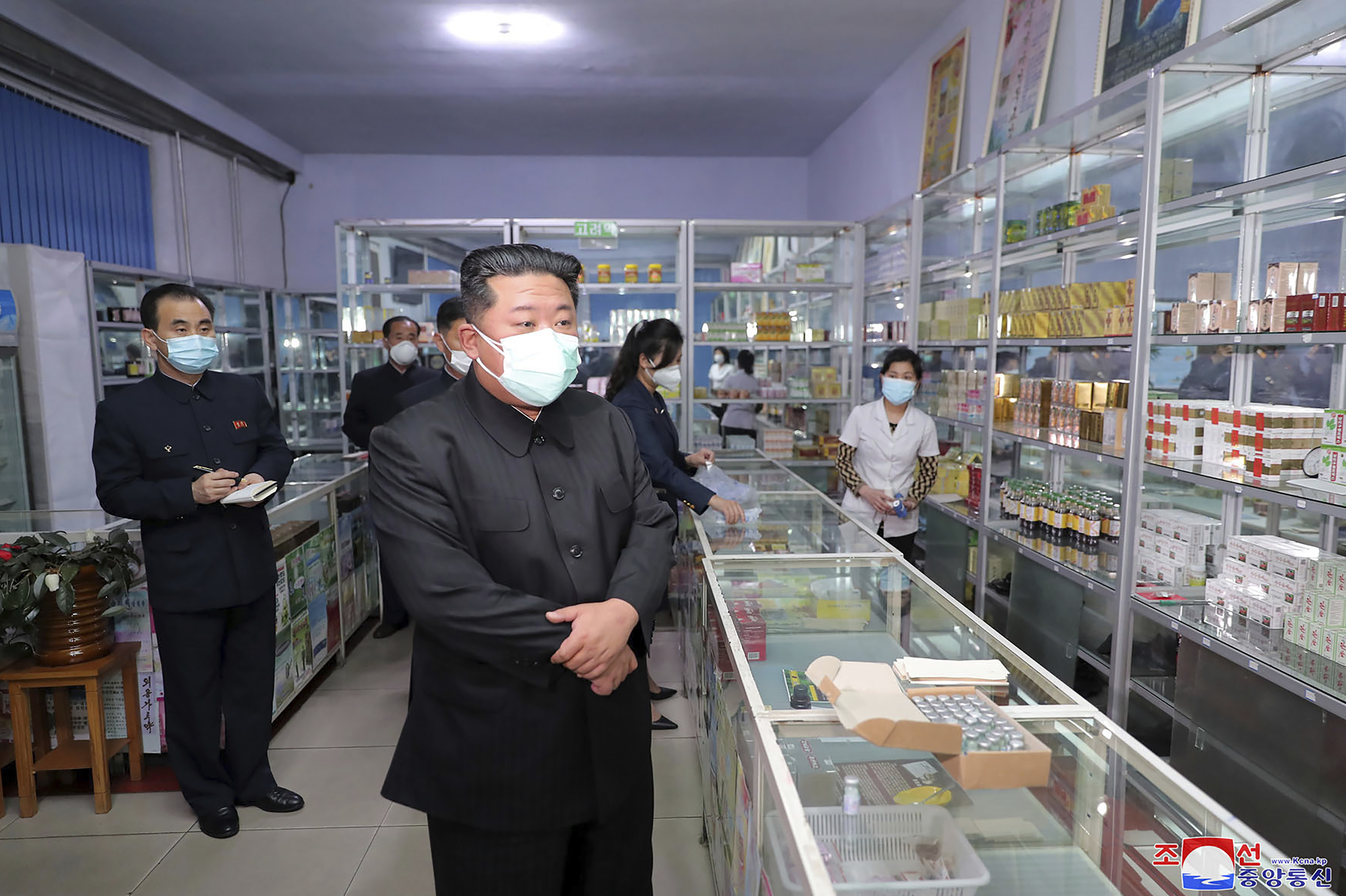 Kim Jong Un visita una farmacia en Pyongyang (Agencia Central de Noticias de Corea/Servicio de Noticias de Corea vía AP)