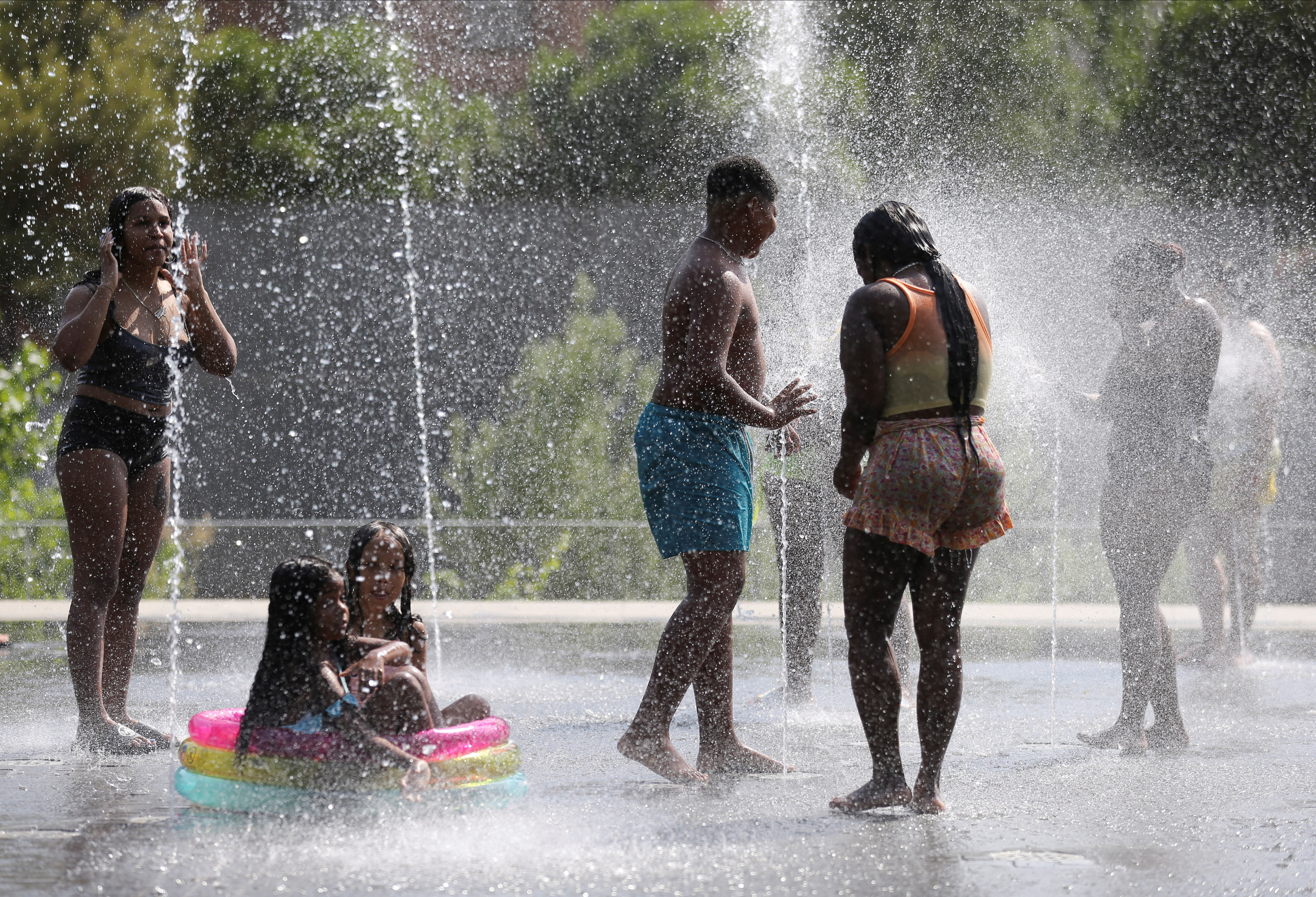La gente se refresca en una fuente de un parque durante la segunda ola de calor del año en Madrid, España, el 14 de julio de 2022. REUTERS/Isabel Infantes