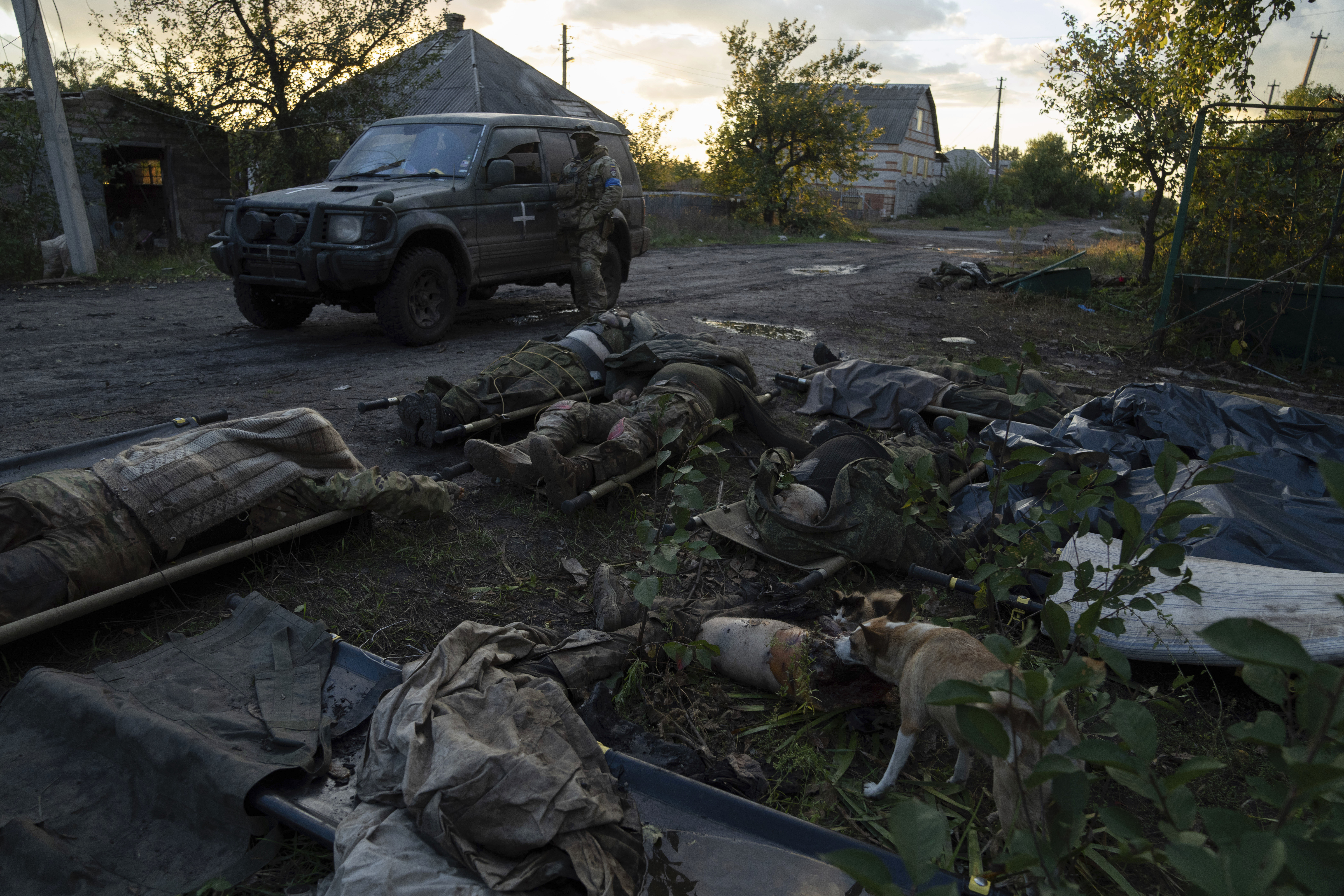 Dos días después, los cadáveres de los efectivos rusos seguían en el piso.  (AP Photo/Evgeniy Maloletka)