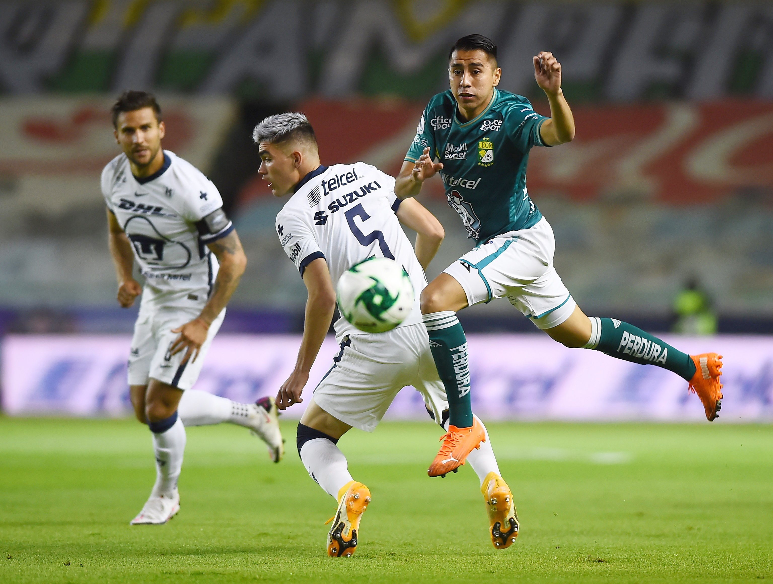 David Ramírez de León en acción con Johan Vásquez de Pumas UNAM. Estadio León, México. El 13 de diciembre de 2020.