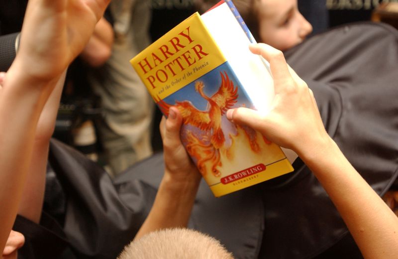 Una copia de "Harry Potter y la Orden del Fénix", en la librería Waterstones, Londres, 2003 (Foto: REUTERS/Sinead Lynch)