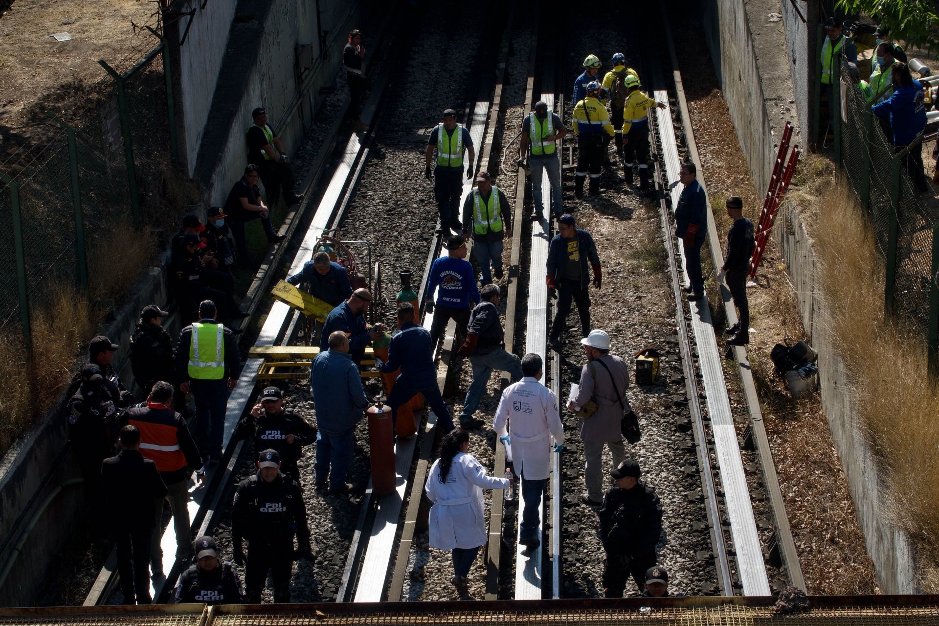 Elementos de Protección Civil y peritos realizaron trabajos en las vías del metro para investigar la causa del accidente. 
FOTO: ROGELIO MORALES /CUARTOSCURO.COM