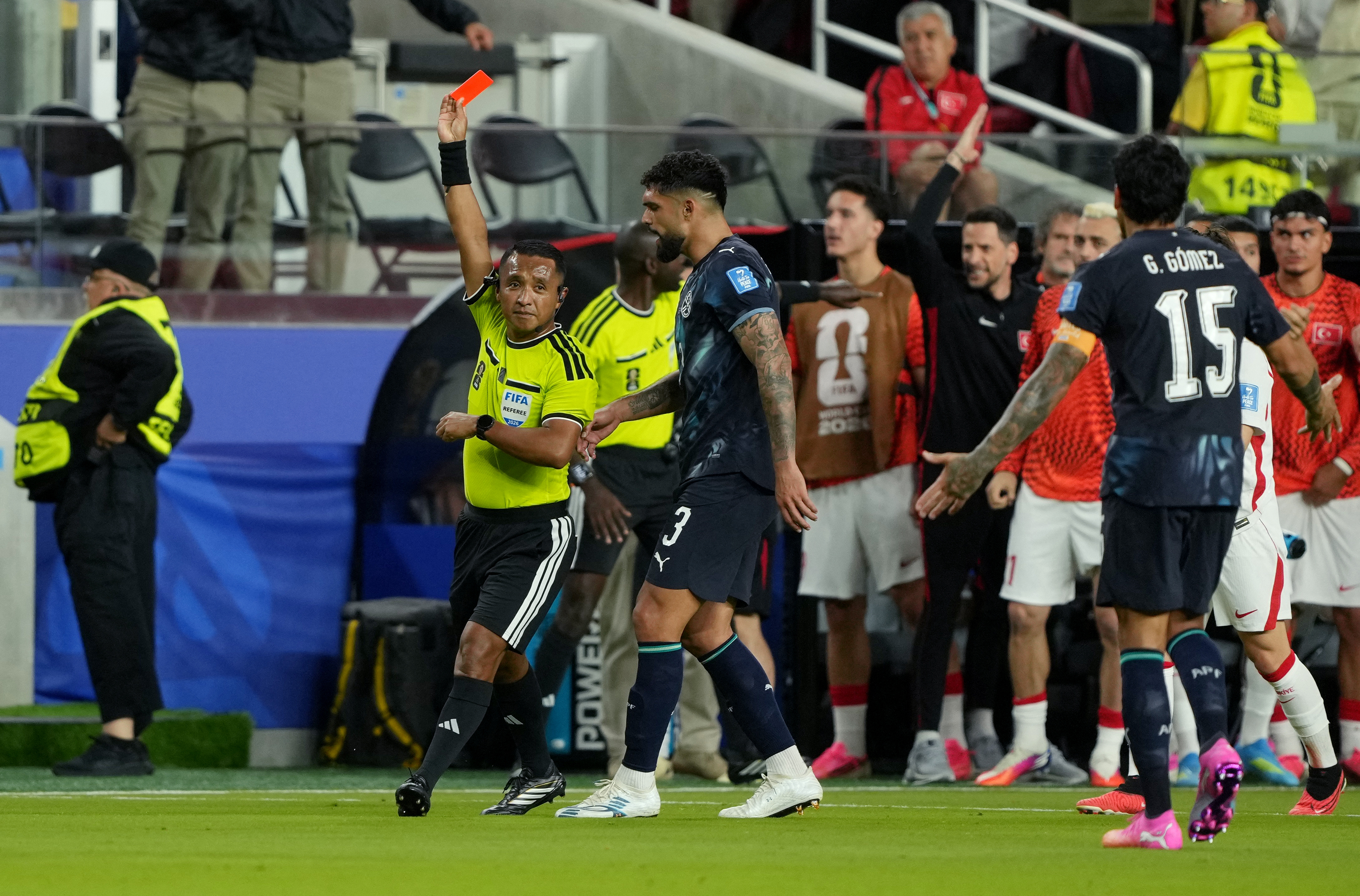 FIFA estren&oacute; en el Mundial la nueva ley inspirada en el caso Prestianni-Vinicius: Almiron fue expulsado por taparse la boca