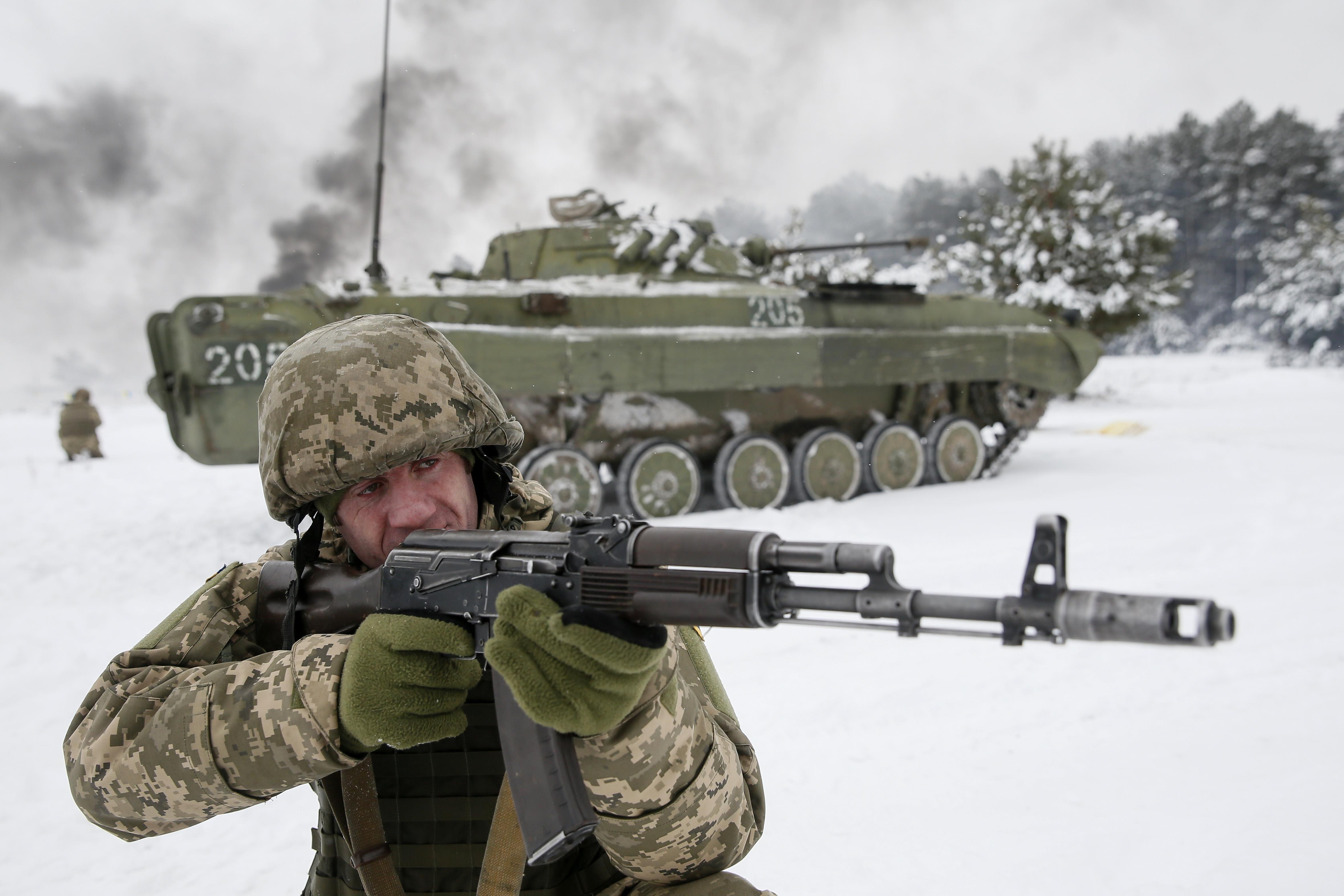 Un reservista del Ejército Ucraniano participa en ejercicios militares en el centro de entrenamiento del Ejército Ucraniano "Desna" en la región de Chernihiv, Ucrania (REUTERS/Valentyn Ogirenko)