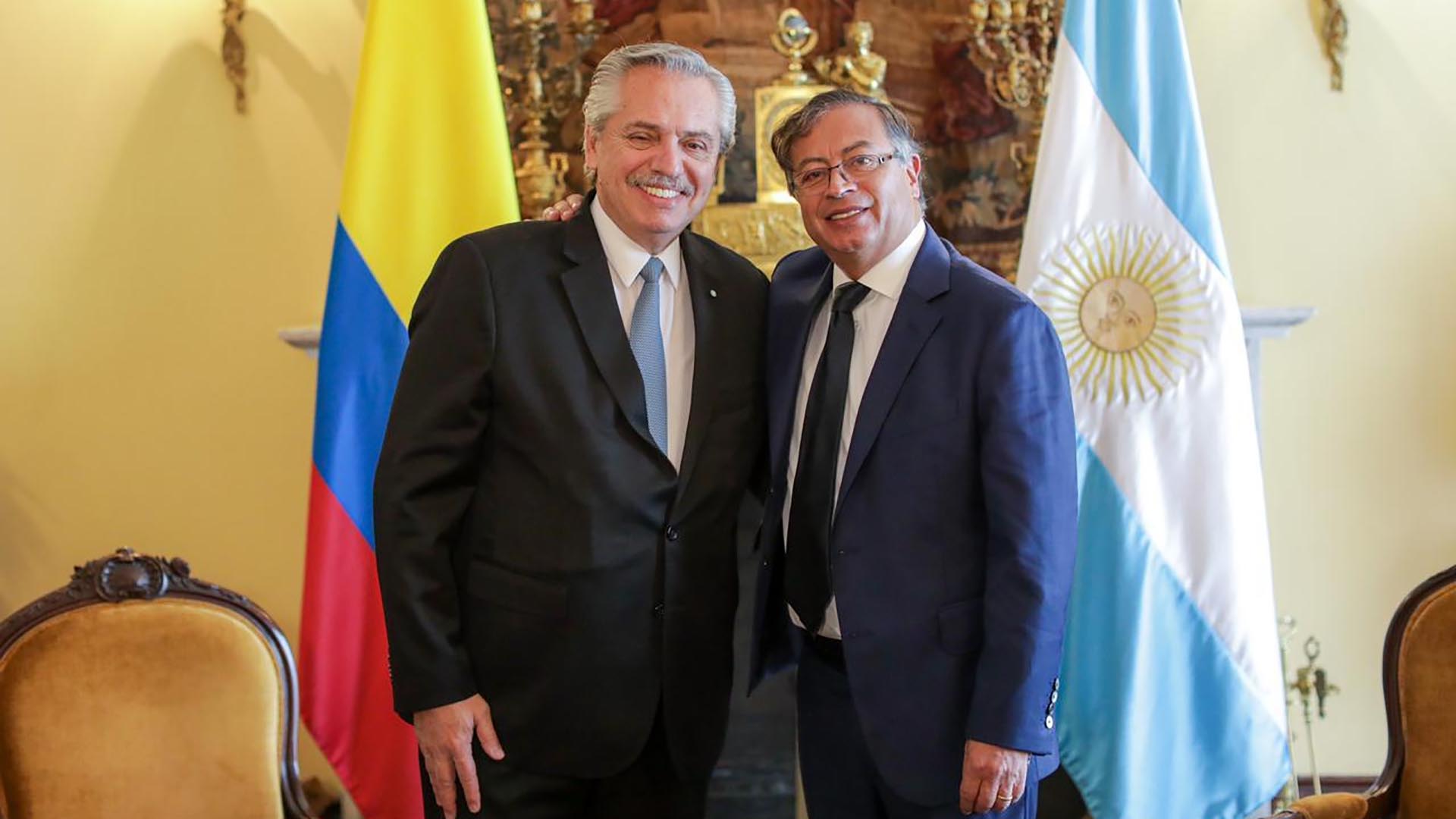 Alberto Fernández y Gustavo Petro durante su reunión oficial en Bogota, antes de la asunción y jura del presidente de Colombia