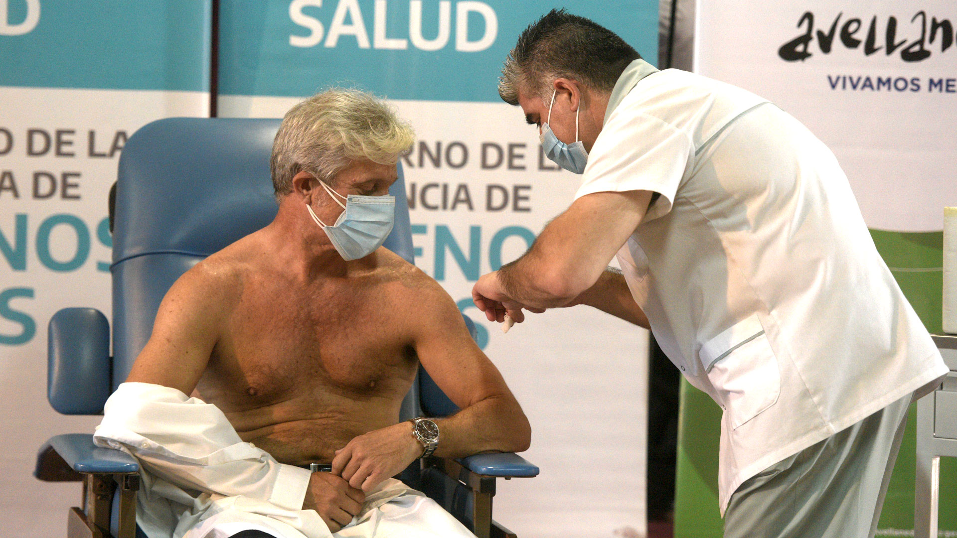 La vacunación de un profesional de la salud en un hospital de Villa Fiorito (Adrián Escandar)
