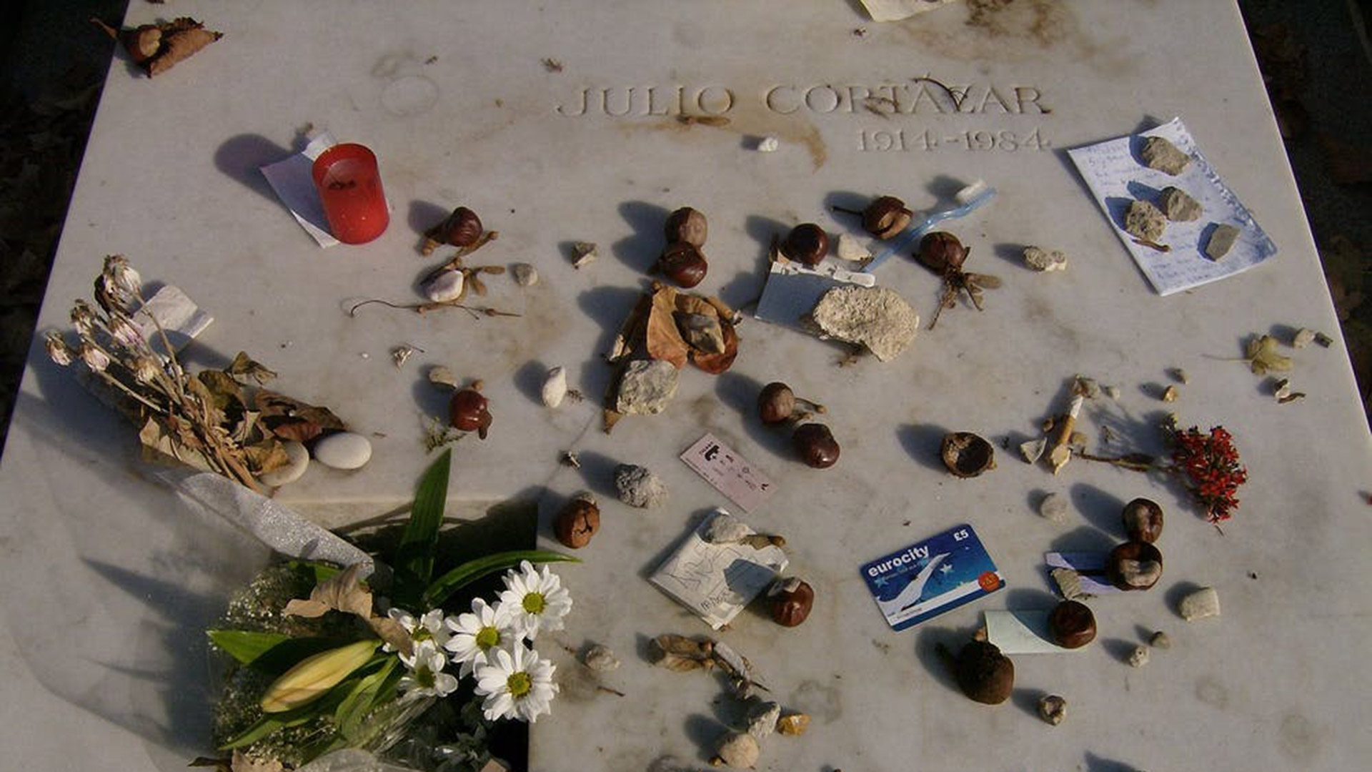 Julio Cortázar está enterrado en el cementerio de Montparnasse, en París. Su tumba es un foco de atracción turística.
