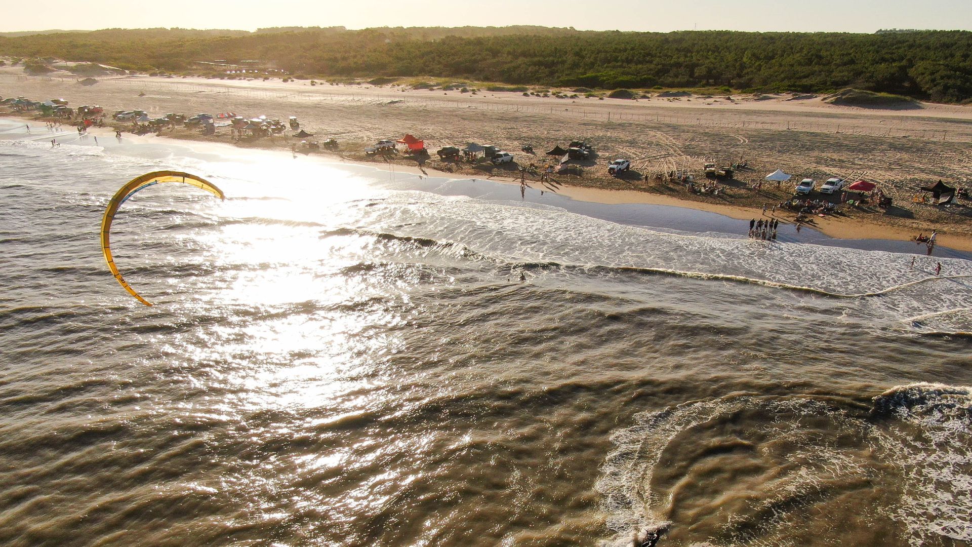 Durante el verano se practican deportes como surf y kitesurf (Créditos: Prensa Costa Esmeralda)