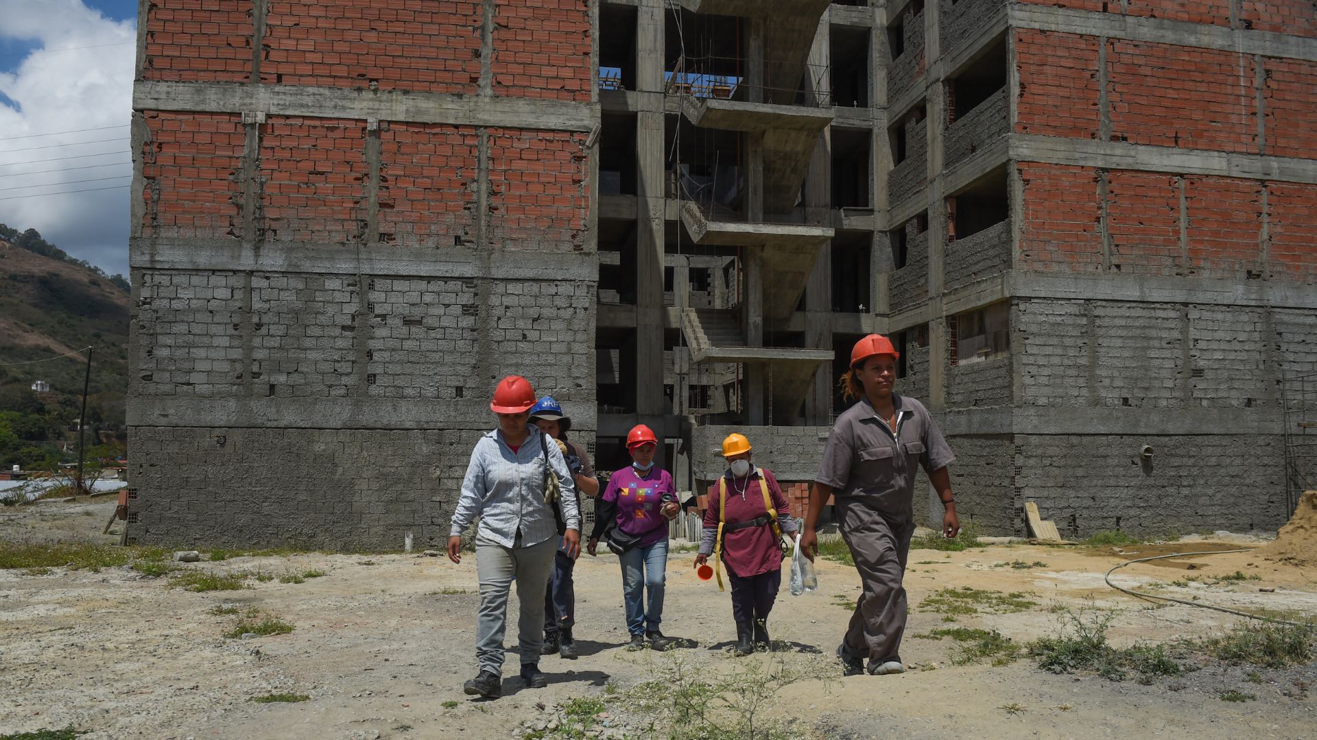 De enfermeras a maestras: colectivo feminista construye viviendas en Caracas