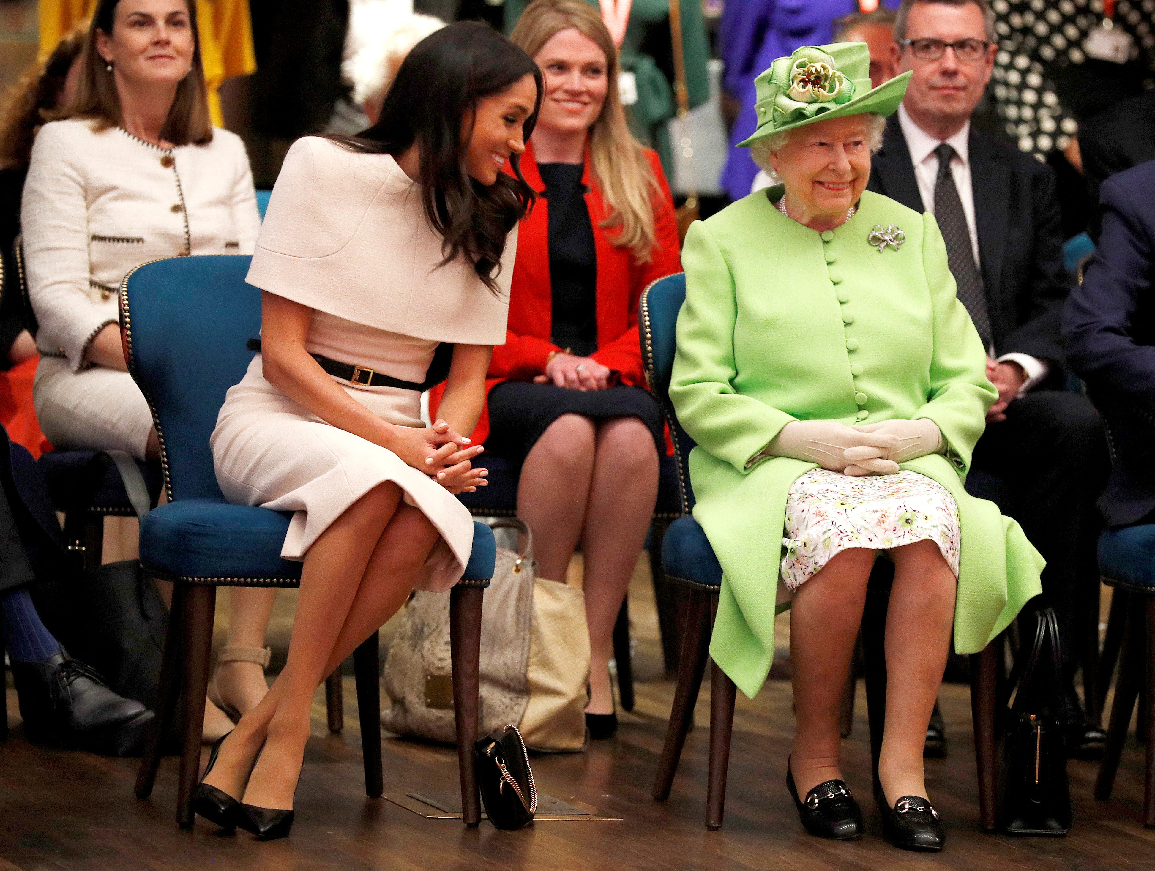A las mujeres reales se les aconseja que mantengan las rodillas juntas y crucen los tobillos al sentarse (Reuters)