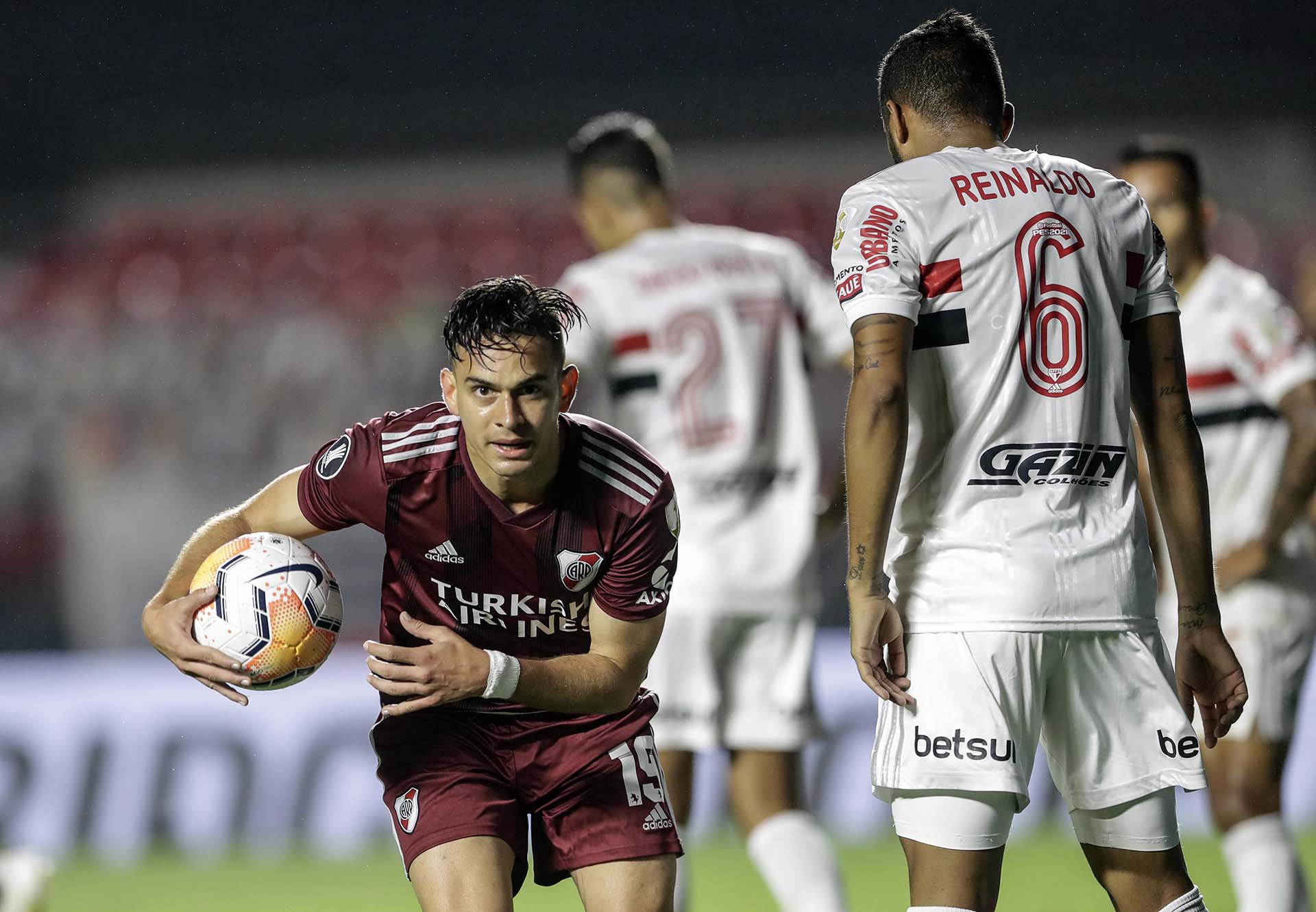 La celebración de Rafael Santos Borré, autor del 1-1 en Brasil, tras pase de Álvarez (Andre Penner / various sources / AFP)