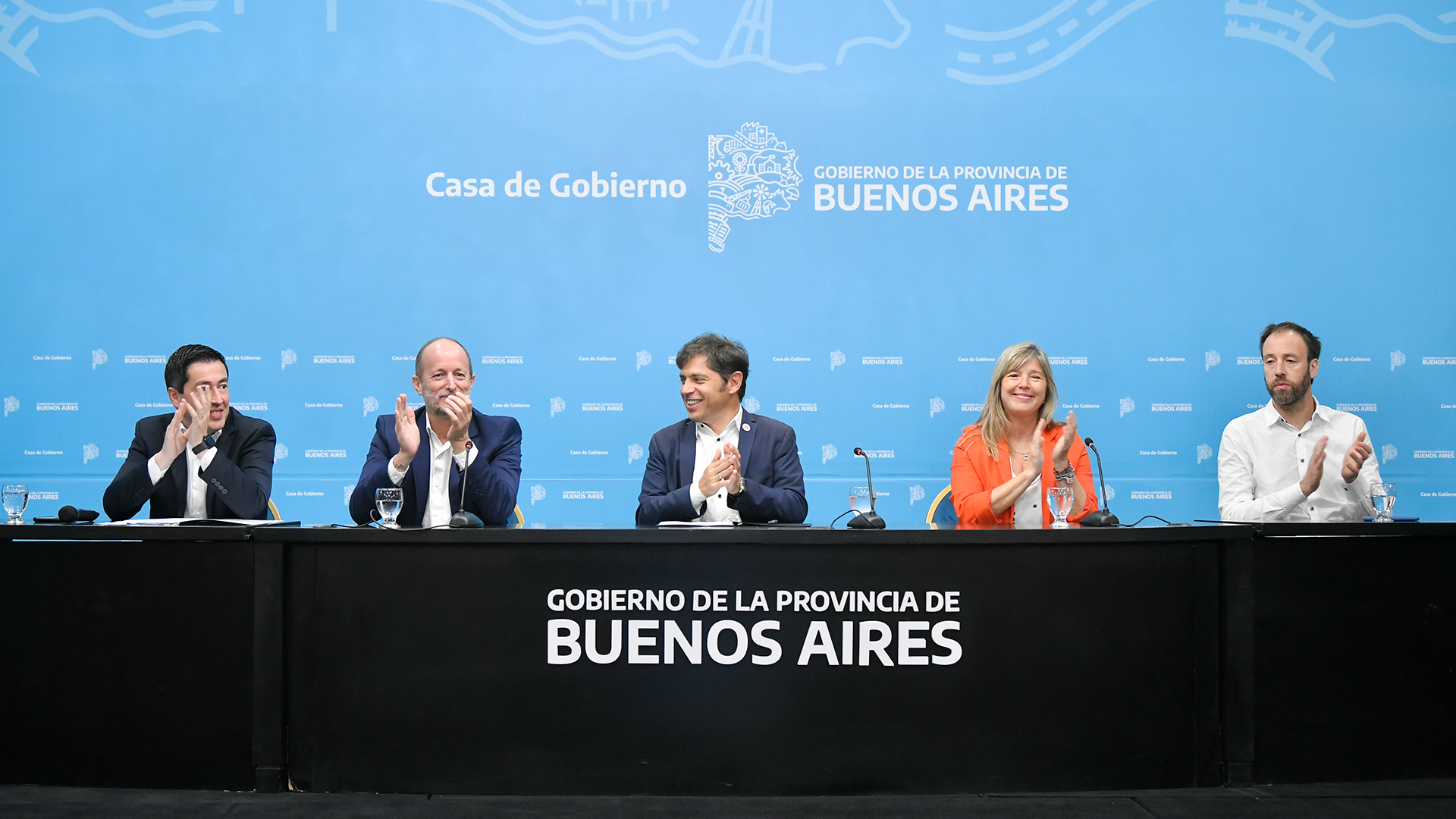 El gobernador estuvo acompañado por el jefe de Gabinete, Martín Insaurralde; los ministros de Gobierno, Cristina Álvarez Rodríguez; de Hacienda, Pablo López, y de Infraestructura, Leonardo Nardini
