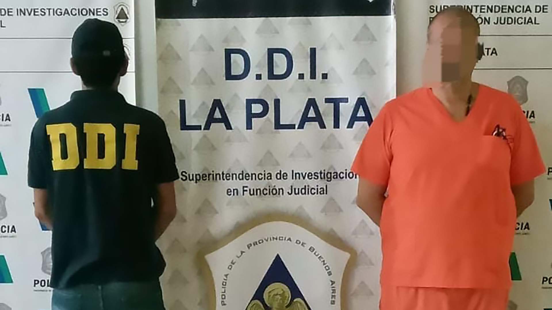 El médico se presentó en la sede de la DDI de La Plata vestido con el ambo de color naranja