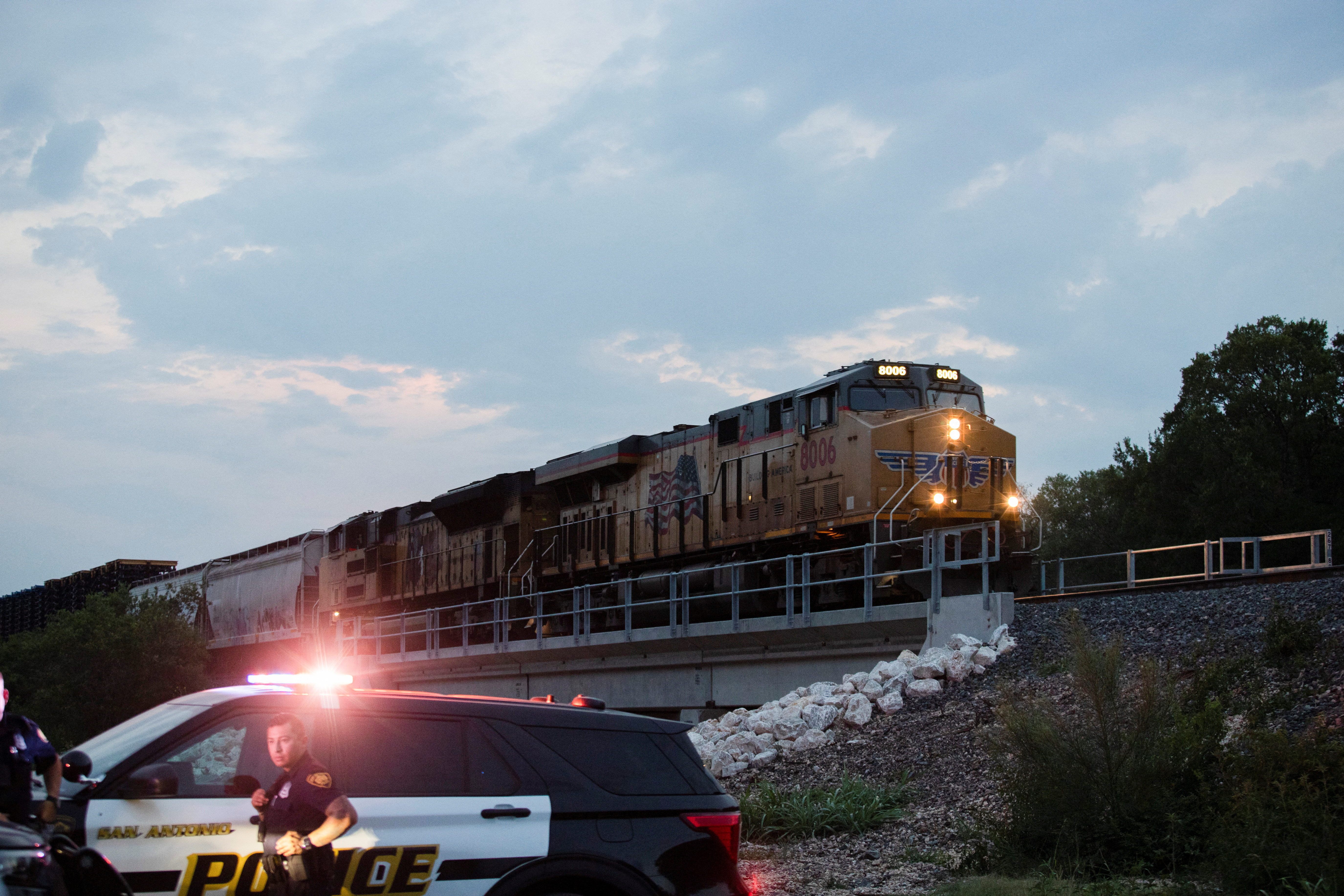 El camión se localizó junto a las vías del tren en una zona remota de la periferia sur de San Antonio. (Foto: REUTERS/Kaylee Greenlee Beal)
