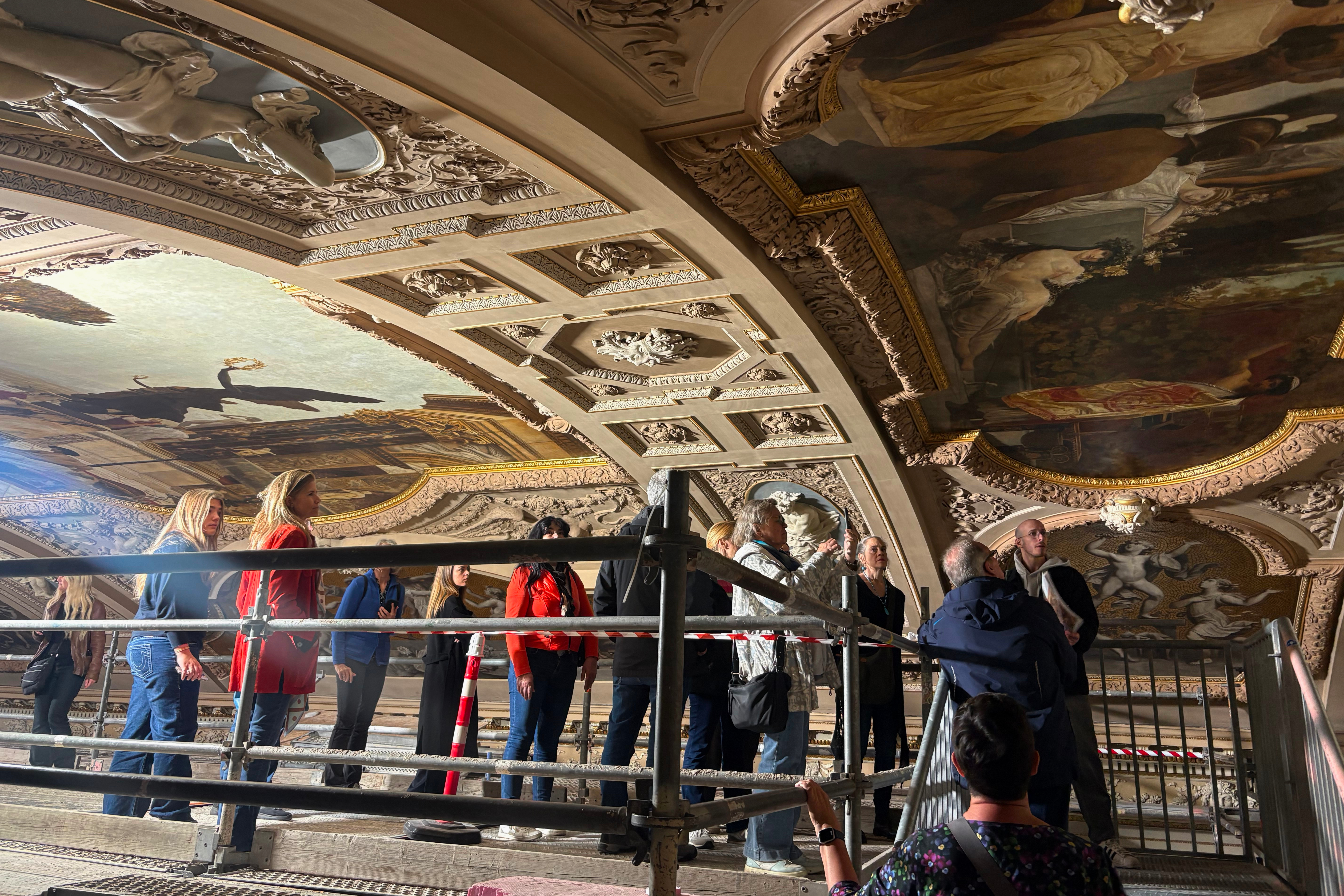 El arte secreto de Gustav Klimt: c&oacute;mo son las visitas guiadas al techo de un teatro de Viena