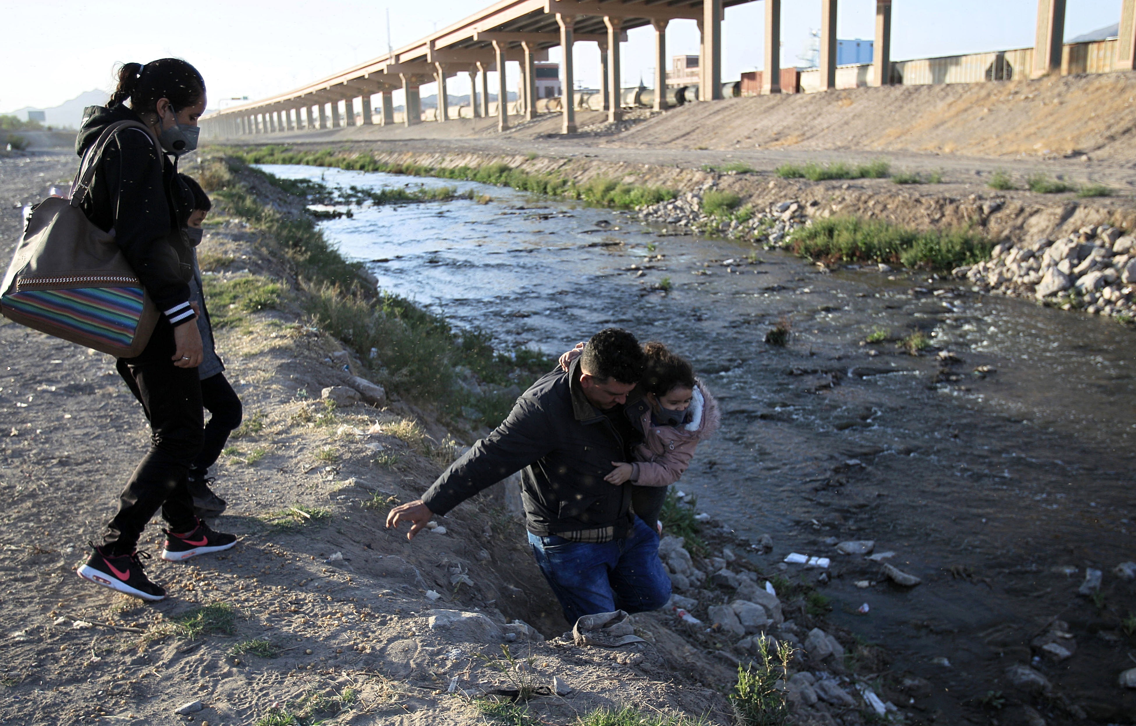 Un padre y su hijo de 7 años fallecieron tras ser arrastrados por la corriente del Río Suchiate, en el sur de México