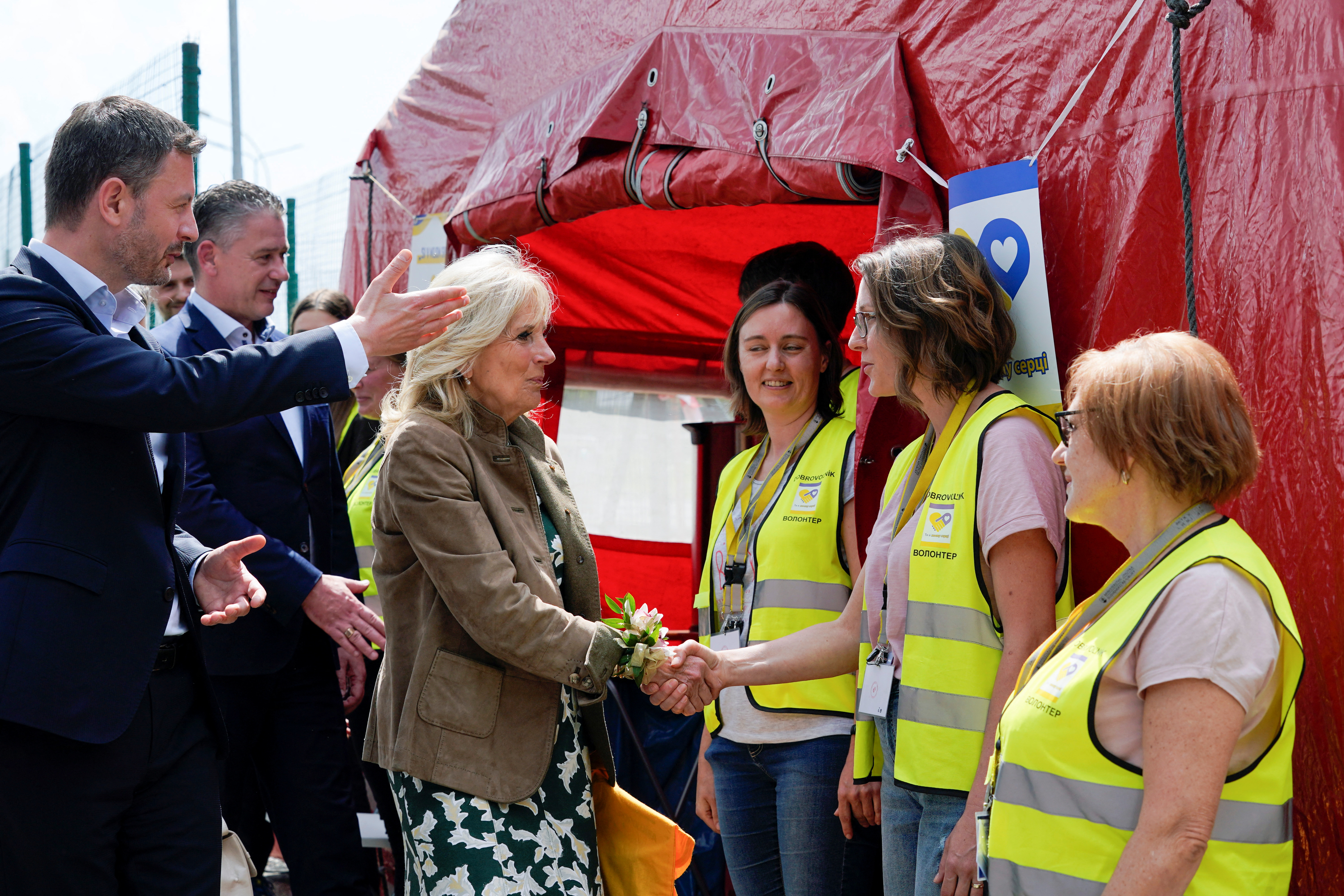 Jill Biden saluda a los voluntarios en Vysne Nemecke (Susan Walsh/Pool via REUTERS)